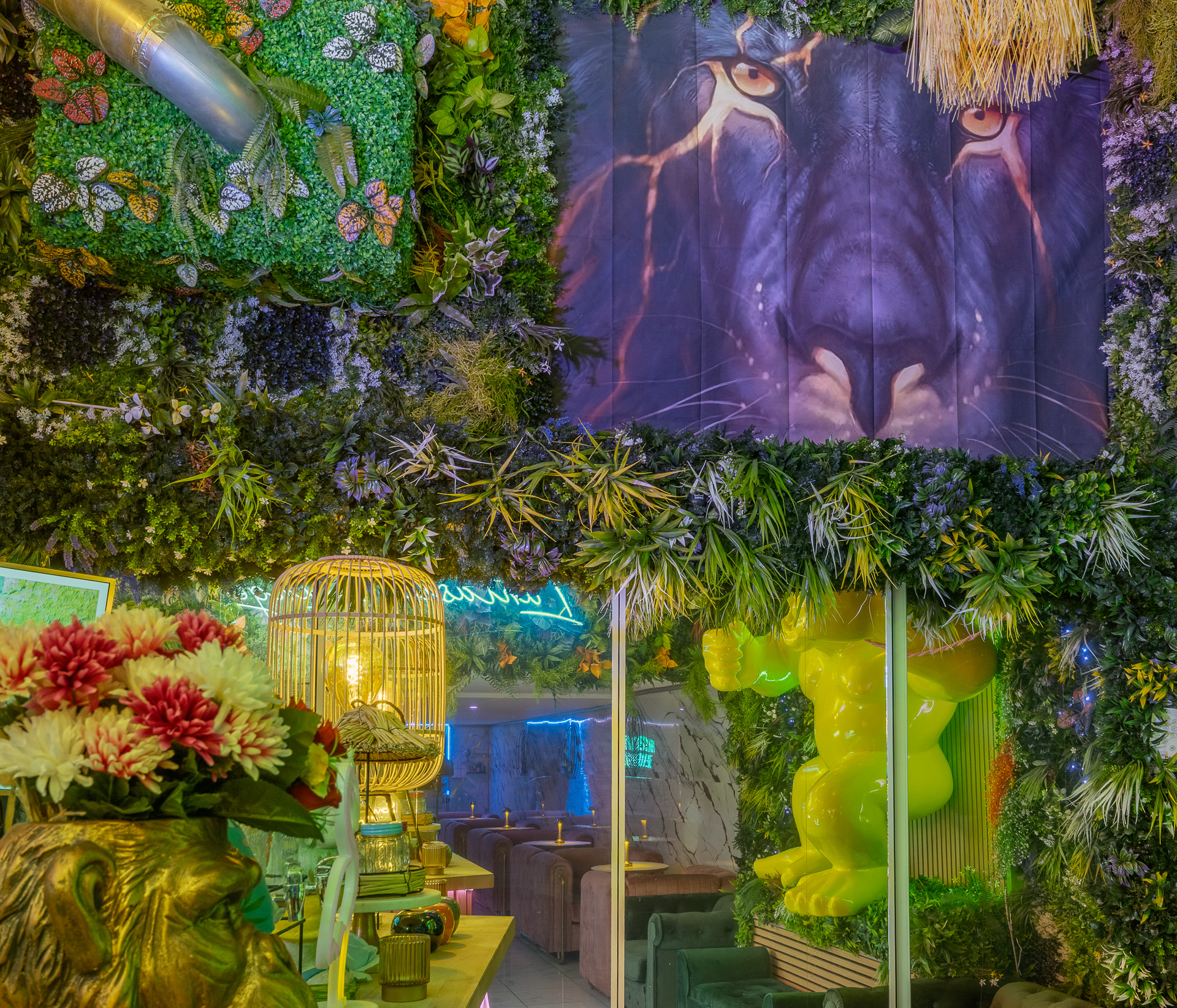 À VENDRE – RESTAURANT LOUNGE D’EXCEPTION – MARSEILLE CENTRE


✨ Opportunité rare au cœur de Marseille ! ✨

À vendre, magnifique restaurant / lounge entièrement neuf, idéalement situé en plein centre-ville de Marseille, dans un secteur recherché et bénéficiant d’une belle visibilité.

Un établissement clé en main, pensé pour créer une véritable expérience client, avec une décoration atypique, élégante et immersive.

🌿 UN CADRE UNIQUE

L’établissement dispose de plusieurs espaces et plusieurs salles, chacun avec une ambiance particulière : végétation luxuriante, éclairages LED, néons, mobilier confortable, espaces lounge et décoration soignée.

Un concept original qui peut parfaitement convenir à différents projets :

* Restaurant
* Lounge / bar à ambiance
* Chicha lounge
* Restaurant festif
* Concept événementiel
* Afterwork et soirées privées
* Anniversaires et événements professionnels

🔥 UN ÉTABLISSEMENT NEUF ET ENTIÈREMENT ÉQUIPÉ

Le local a été entièrement aménagé et rénové avec des prestations de qualité.

✅ Établissement neuf
✅ Matériel de cuisine complètement neuf
✅ Cuisine professionnelle
✅ Extraction
✅ Climatisation
✅ Installation électrique 380 V
✅ Plusieurs salles / espaces
✅ Mobilier et décoration inclus
✅ Ambiance lounge haut de gamme
✅ Éclairage et décoration immersive
✅ Aucun gros travaux à prévoir
✅ Établissement prêt à exploiter

L’ensemble offre un véritable effet “waouh” dès l’entrée et permet de proposer une expérience différente des établissements traditionnels.

📍 EMPLACEMENT PREMIUM

Marseille centre, emplacement stratégique avec une forte attractivité et une excellente accessibilité.

Un emplacement idéal pour développer un concept de restauration, lounge ou établissement festif.


➡️ Crédit vendeur accepté, sous conditions.
➡️ Location-gérance possible, sous conditions.
➡️ Caution obligatoire pour la location-gérance.

📞 Dossier et renseignements complémentaires sur demande.

Une opportunité exceptionnelle pour un professionnel souhaitant reprendre un établissement neuf, entièrement équipé et avec une décoration réellement atypique.

À voir absolument !