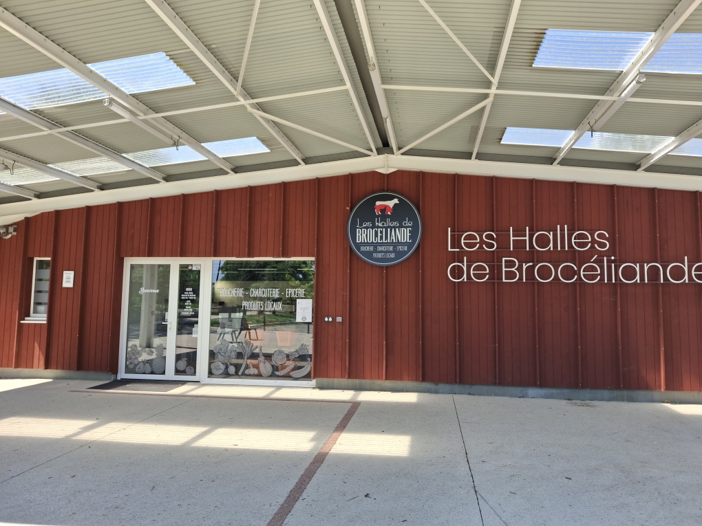 ÉPICERIE-BOUCHERIE- CHARCUTERIE 
à Beignon (56380)  Au cœur du bourg
Belle opportunité commerciale  à saisir à Beignon,  commune dynamique et attractive du Morbihan, situéé aux portes de la forêt de  Brocéliande , à 25 min de Rennes, et bénéficiant d'un environnement  économique  particulièrement favorable. 
Les Halles de Brocéliande,  commerce idéalement situé en plein cœur de bourg, bénéficie  d'un emplacement de proximité  et d'une clientèle locale, dans une commune portée par la présence de plusieurs acteurs économiques majeurs, notamment Fenêtre A, Métal performance ... ainsi que le camp militaire de Coëtqjuidan, générant un besoin de vie et d'activité  important.
UN COMMERCE PRÊT À  EXPLOITER
D'une superficie totale d'environ  240 m², la supérette-boucherie comprend:
120 m² de surface de magasin, entièrement refaite à neuf en 2024.
Un laboratoire fonctionnel et en bon état. 
Deux chambres froides en bon état
Des rayonnages modernes et fonctionnels
Une réserve
Un local poubelle 
Une salle de pause avec kitchenette 
Un ensemble entretenu permettant une reprise dans de bonnes conditions 
Horaires: 
Ouvert du lundi au samedi matin de 8h30 à 13h  et de 15h30 à 19h- fermée le jeudi et samedi après-midi  et le dimanche toute la journée. 
Aucun investissement important à prévoir dans l'immédiat. 
UNE ACTIVITÉ QUI OFFRE ENCORE DU POTENTIEL 
Le commerce dispose également d'une activité de livraison à domicile,  déjà en place, et la vente de produits locaux grâce à  de nombreux partenariats, permettant ainsi de compléter l'offre et de renforcer la proximité avec la clientèle. 
Plusieurs axes de développement peuvent être envisagés par un reprendre, notamment : 
Développer l'activité traiteur grâce aux équipements et au laboratoire  existants. 
Élargir l'offre de produits et de services 
Développer la livraison à domicile. 
CONDITIONS DE REPRISE 
Bail commercial 3/6/9
Loyer: 660 €
Murs appartenant à la mairie
Surface totale: 240 m²
Magasin rénové en 2024
L'exploitation est idéale pour 2 personnes souhaitant s'investir durablement dans la vie locale.Pour plus de renseignements  contactez nous!