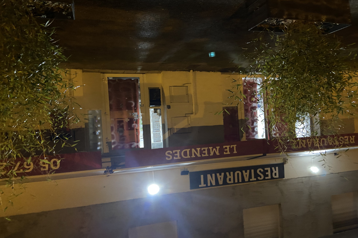 Pour cause de départ à l?étranger je cède mon restaurant à haut potentiel et fort développement. Emplacement Idéalement situé avec près de 4000 milles voitures passant devant. Loyer faible, possibilité d?aménager une chambres. Restaurant entièrement équipé prêt à travailler et aux normes. 35 couverts intérieur, et une vingtaine à l?extérieur sans oublier la vente à emporter qui est fortement demander dans la zone. Prix négociable.