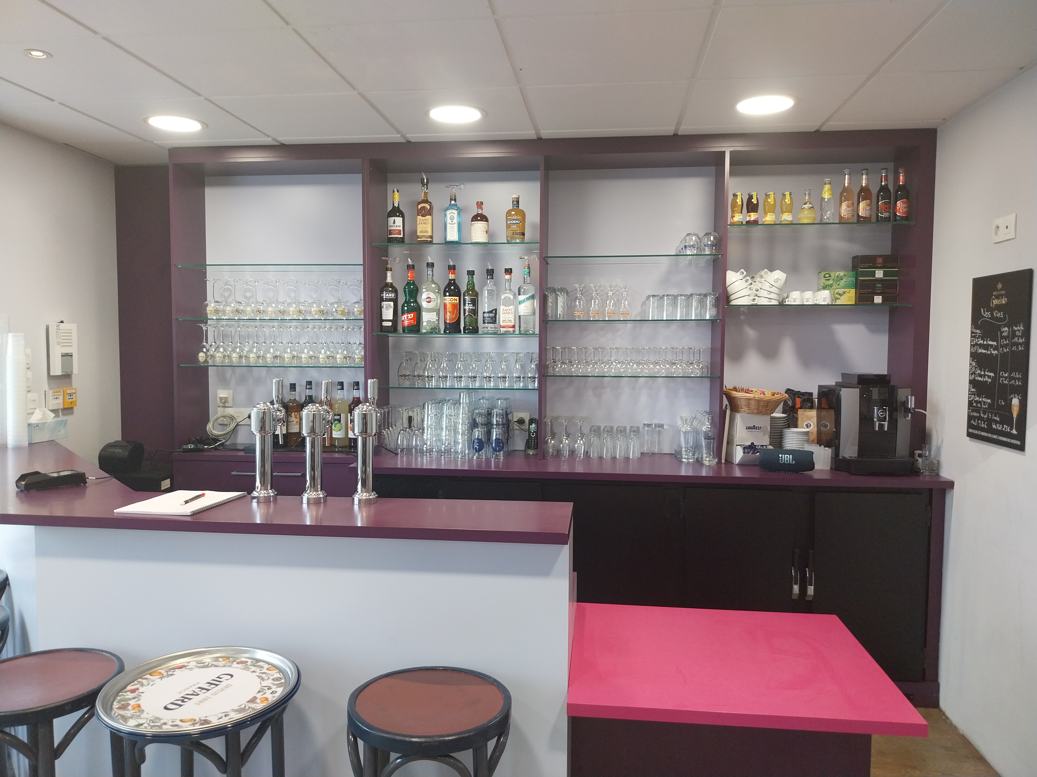 Le bar restaurant épicerie "Le Café Nouya" au cœur du bourg de NOYAL SOUS BAZOUGES (35560), vous attend ! 
Situé dans un petit village de charme en Bretagne à 40km de Saint-Malo, 40km de Rennes et 30 km du Mont Saint-Michel, la commune recherche pour gérer (contrat de location gérance) son commerce, un professionnel de la restauration.

La commune est propriétaire des murs, du fonds de commerce et de la Licence IV, qu'elle met à disposition du futur exploitant.

L'ensemble proposé par la commune comprend le bar-restaurant-épicerie ainsi que le logement situé au-dessus.

Si vous êtes prêt à nous rejoindre pour participer à la dynamique du village et venir redonner vie à ce très bel endroit, n’hésitez plus et contactez la mairie de Noyal-sous-Bazouges au 02.99.73.61.07 ou envoyez un mail à mairie.noyal@wanadoo.fr