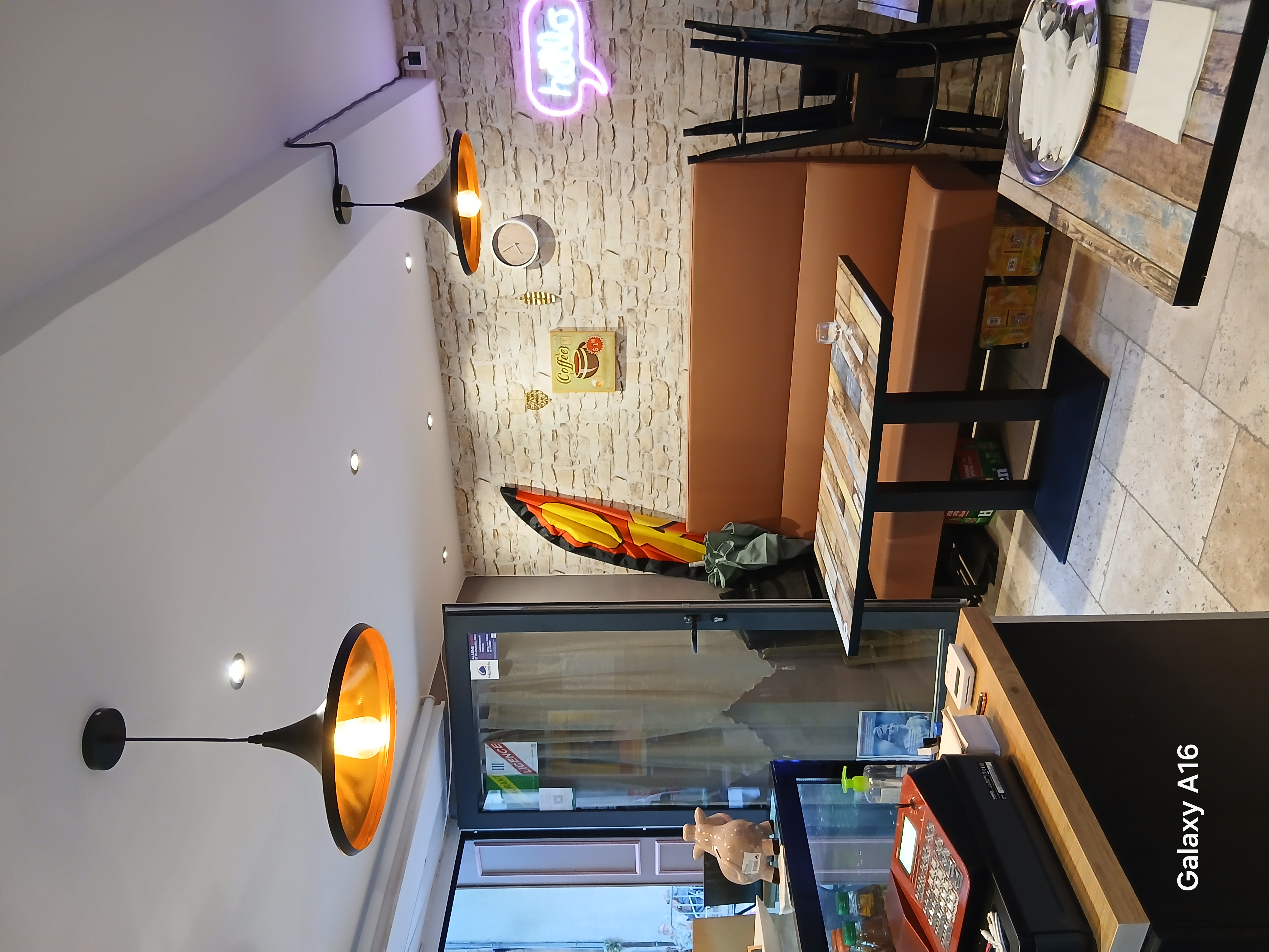 Cause changement de projet vends snack avec grand potentiel.  Possibilité de faire pizza à emporter- 
Premièr village bio de France. Village touristique. PLEIN CENTRE VILLE TRES BONNE VISIBILITÉ