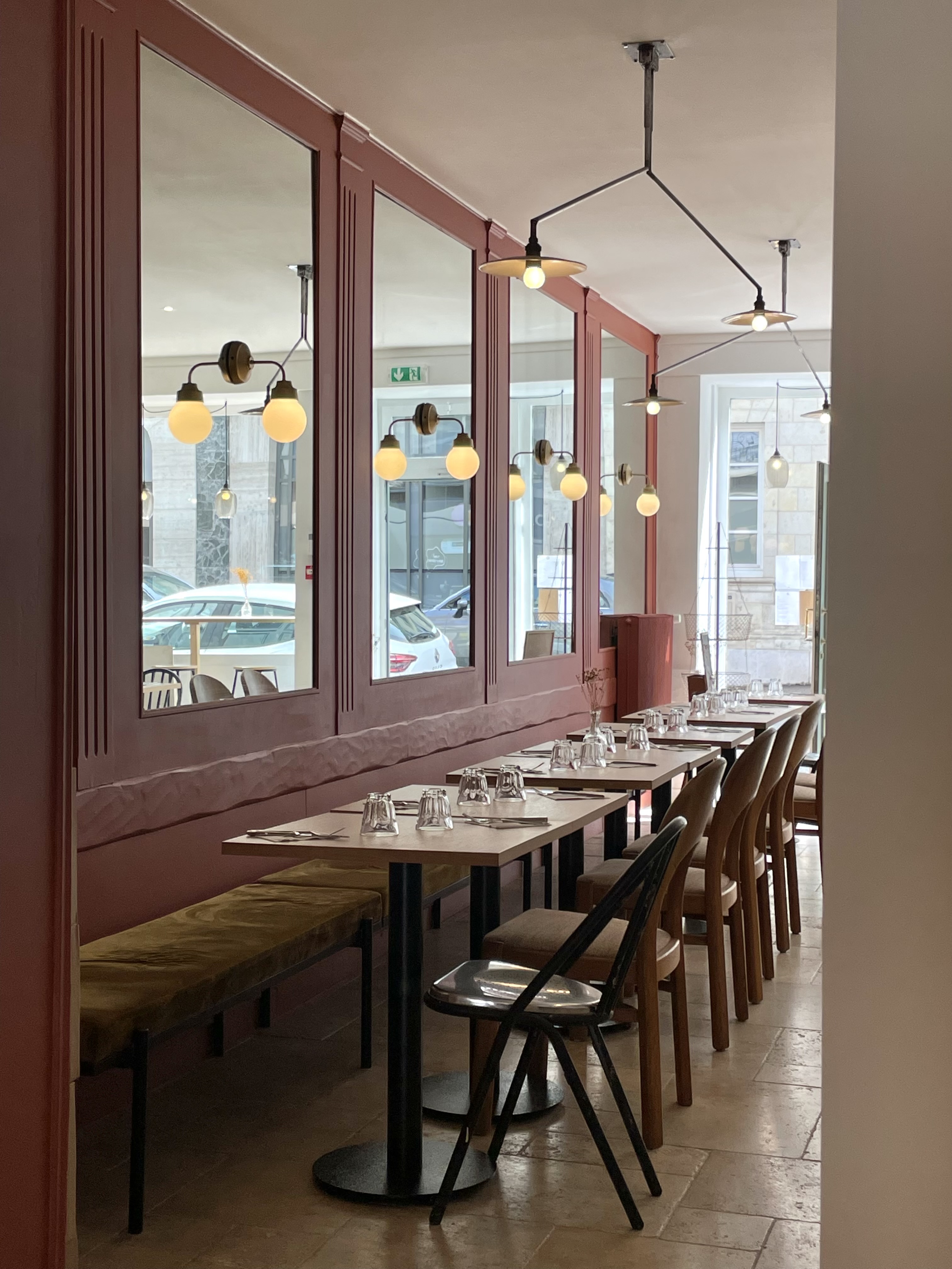 - Un restaurant-café-traiteur-épicerie-cave, avec vente sur place et à emporter
- Deux entrées sur les artères principales : 
17 Place du Général de Saint Pol et 24 rue Villette Gâté 28400 Nogent-le-Rotrou
2 espaces à l’intérieur et une terrasse : 40-50 places assises à l’intérieur, tout comme en terrasse, dans une atmosphère détendue et un décor chaleureux alliant le bois, des teintes claires et un comptoir présentant les suggestions du jour, des étagères proposant tous les produits d’épicerie et les vins.
Une cuisine à l’étage spacieuse, toute équipée, de qualité, avec une bonne aération, un studio au 2ème pour habiter ou se reposer, un vestiaire pour l’équipe.

Lieu vivant, chaleureux et ouvert aux clients du mardi au vendredi, de 12h00 à 14h00 et le samedi jour de marché de 10h à 14h30. Soirs & ouvertures le dimanche pour événements ponctuels, mais pas habituels.
(Horaires flexibles en fonction des saisons et des événements de la ville ou du lieu).

Les atouts
- Restaurant sans travaux, ouverture immédiate et clientèle fidèle acquise (nogentais, parisiens, tourisme de bouche via applications spécialisées (Raisin, Fooding...))
- Idéal pour un duo 1 chef.fe / 1 service ! 
- Potentiels non exploités des ouvertures supplémentaires : les soirs, les périodes de vacances scolaires, les dimanches et lundis, les événements locaux
- Forte demande pour développement service traiteur, en cours par notre équipe. - - Emplacement de qualité : voisines de l’Office du tourisme du Perche, deux pas de la Mairie, rue commerçante et place du marché à nos portes, proximité de la coopérative des producteurs bio (Le Chardon), proximité de la gare de Nogent (15 minutes à pieds).
N'hésitez pas!