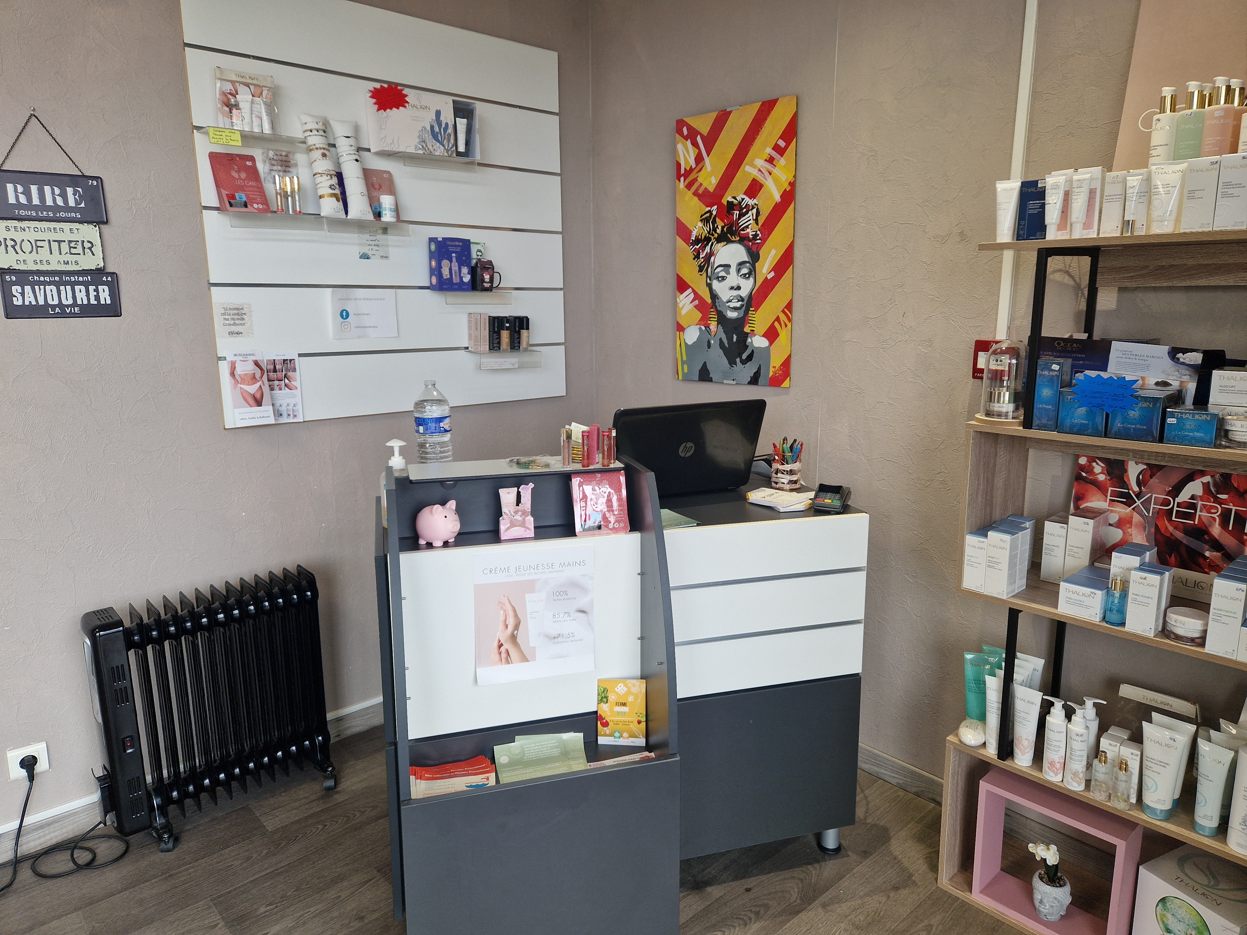 3 pièces -
📍 Localisation : Situé à Boigny-sur-Bionne, proche d'Orléans cet institut bénéficie d’une clientèle locale régulière et fidèle.

🏡 Local professionnel climatisé de 46 m2 en location (bail à céder faible loyer), composé de :
✅ 1 cabine de soins avec table électrique chauffante, évier 
✅ 1 espace onglerie (manucure, vernis, etc.)
✅ 1 cabine d’épilation
✅ 1 accueil + toilette + réserve 

🔹 Marque actuelle : Produits cabine et revente sous la gamme Thalion (possibilité de poursuivre ou d’introduire d’autres marques).

🔹 Équipement inclus : Tables électriques, matériel d’esthétique, mobilier.

🔹 Accompagnement possible pour assurer une transition en douceur avec la clientèle.

📌 Prix de vente : 49 000 € (fonds de commerce + matériel).

🔎 Idéal pour une esthéticienne souhaitant s’installer à son compte avec un institut prêt à l’emploi.

📩 Intéressé(e) ? Contactez-moi pour plus d’informations et une visite !