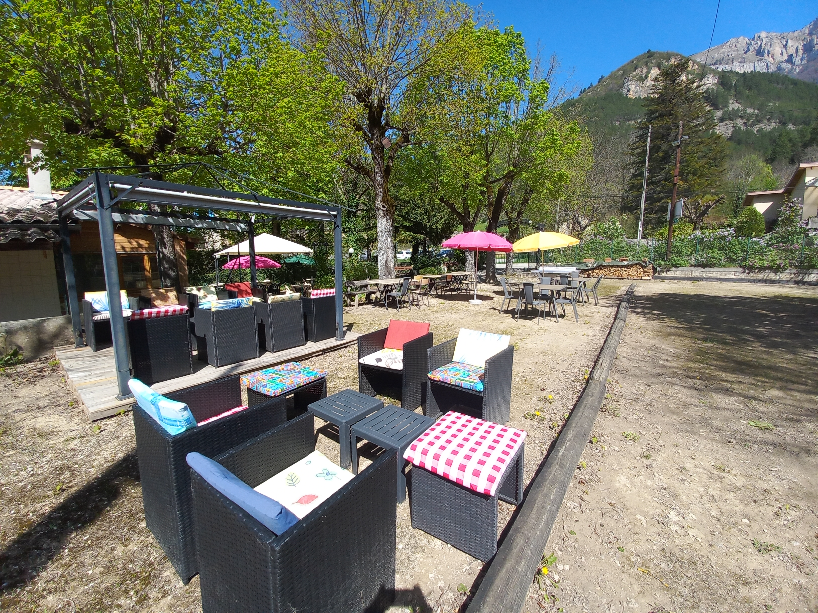 Fonds de commerce bar restaurant à Châtillon-en-Diois, classé parmi les plus beaux villages de france. Le restaurant est situé sur un terrain de 1000m2 en bord de rivière et vue sur les montagnes.

Fonds de commerce + matériel + licence IV 

Commerce clé en main avec une clientèle fidèle, touristique et locale. Rénovation en 2023

Cuisine équipée 
Bar
Plonge|
Salle 60m2 
Salle 20m2
Stock x 2
Cave 
Terrasse
Terrain de pétanque 
Parking

Pas de salarié à reprendre 
Pas de contrat fournisseurs 

GRANDE POSSIBILITÉ DE DÉVELOPPEMENT
