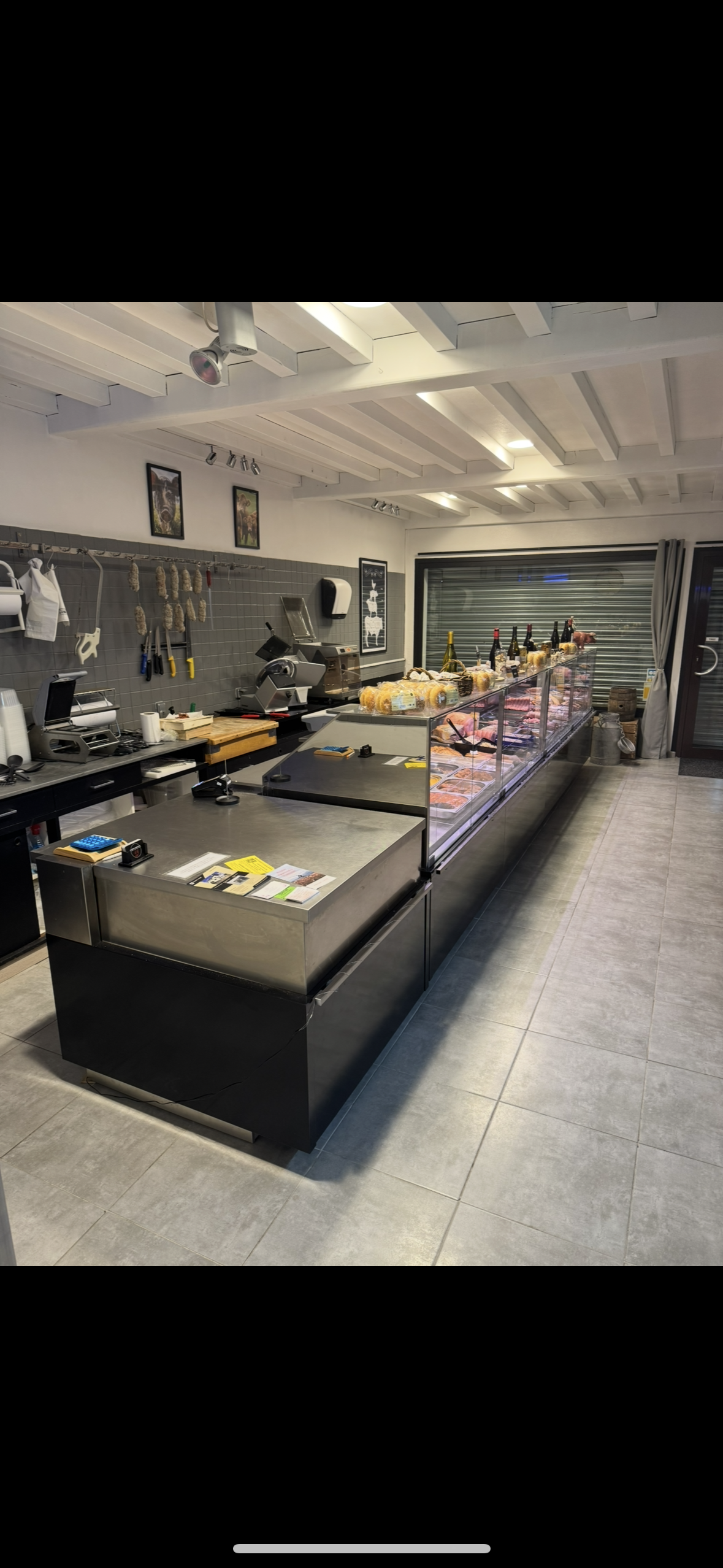 Vend fond de commerce boucherie charcuterie traiteur à saint clair de la tour.

Magasin de 40m2 et laboratoire de 60 m2 
Bureau de 15m2 
Chambre froide de 13m2 
Bien équiper : 
Tout pour le traiteur ( four piano casserole ) 
Machine à saucisse dadaux neuve 
Scie électrique 
Plonge 
Grande table de découpe etc

Hachoir réfrigérée 
2 machine à jambon 
Billot 

Loyer de 1000 euros mensuel ou bien possibilité d’acheter les murs.
Toiture vient d’être refaite

Le sol et les murs on été refait en 2023 et TOUT le matériel plus les vitrines on été changer en 2023 aussi. 
Tout est prêt pour travailler 
Affaire tenu en couple

Vente pour nouveau projet dans une autre région.