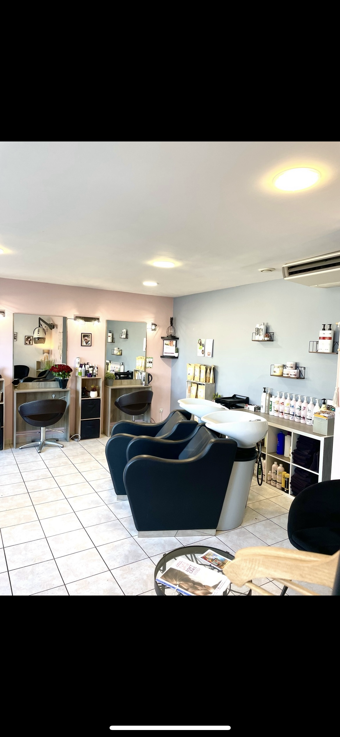 FAIRE OFFRE !  ( Local pouvant accueillir un autre commerce ) Secteur 86 ( St-léger de montbrillais, proche du 49/79/37 ) A vendre à proximité du Center Parcs, fond de commerce salon de coiffure mixte situé dans un village dynamique avec école et petits commerces. Salon ouvert depuis 1997 avec une clientèle fidèle. Affaire saine avec chiffre d'affaire en évoluton constante. Vendu avec le mobilier renouvelé en 2020 comprenant : - 1 casque à mise en plis - 3 postes de coiffage - 2 bacs à shampooing - 1 meuble présentoir - 4 fauteuils en cuir - 1 meuble caisse - 1 meuble technique - 1 meuble vestiaire - Clim réversible Aucun travaux à prévoir, accessible aux personnes à mobilité réduite. Salon spacieux, avec une belle vitrine lumineuse, possède un toilette et une cuisine-labo. Parking gratuit à proximité du salon. Idéal pour une première installation. Pas sérieux s'asbtenir. Pour tout renseignement complémentaire me contacter par message ou téléphone.