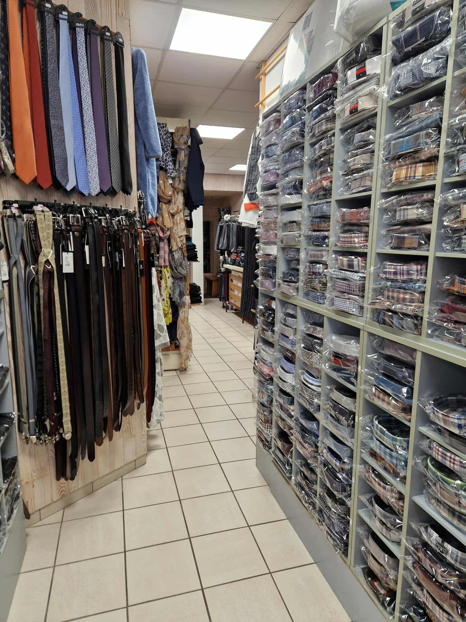 Vente fond de commerce pour cause de départ en retraite. 
Situé au coeur de la vallée du Lot à Espalion, pôle économique dynamique du Nord Aveyron. Ce commerce bénéficie d'un emplacement de premier ordre pour une excellente visibilité.

Activité :
- Prêt à porter hommes et femmes
- Vêtements de travail
- Linge de maison, accesoires, retouches...
- Clientèle fidèle locale+ clientèle touristique ( chemin de Saint Jacques, résidences secondaires été )

Atouts :
- Offre qualitative intemporelle et durable
- Pas de concurrence directe sur ce positionnement
- Bail 3, 6, 9 renouvelé en 2023
- Surface avec bonne accessibilité conforme aux normes ( sécurité hygiène,accessibilité PMR )

Prix de cession :
Fonds 80000 euros matériel compris

Pour plus de renseignements n'hésitez pas à me contacter.