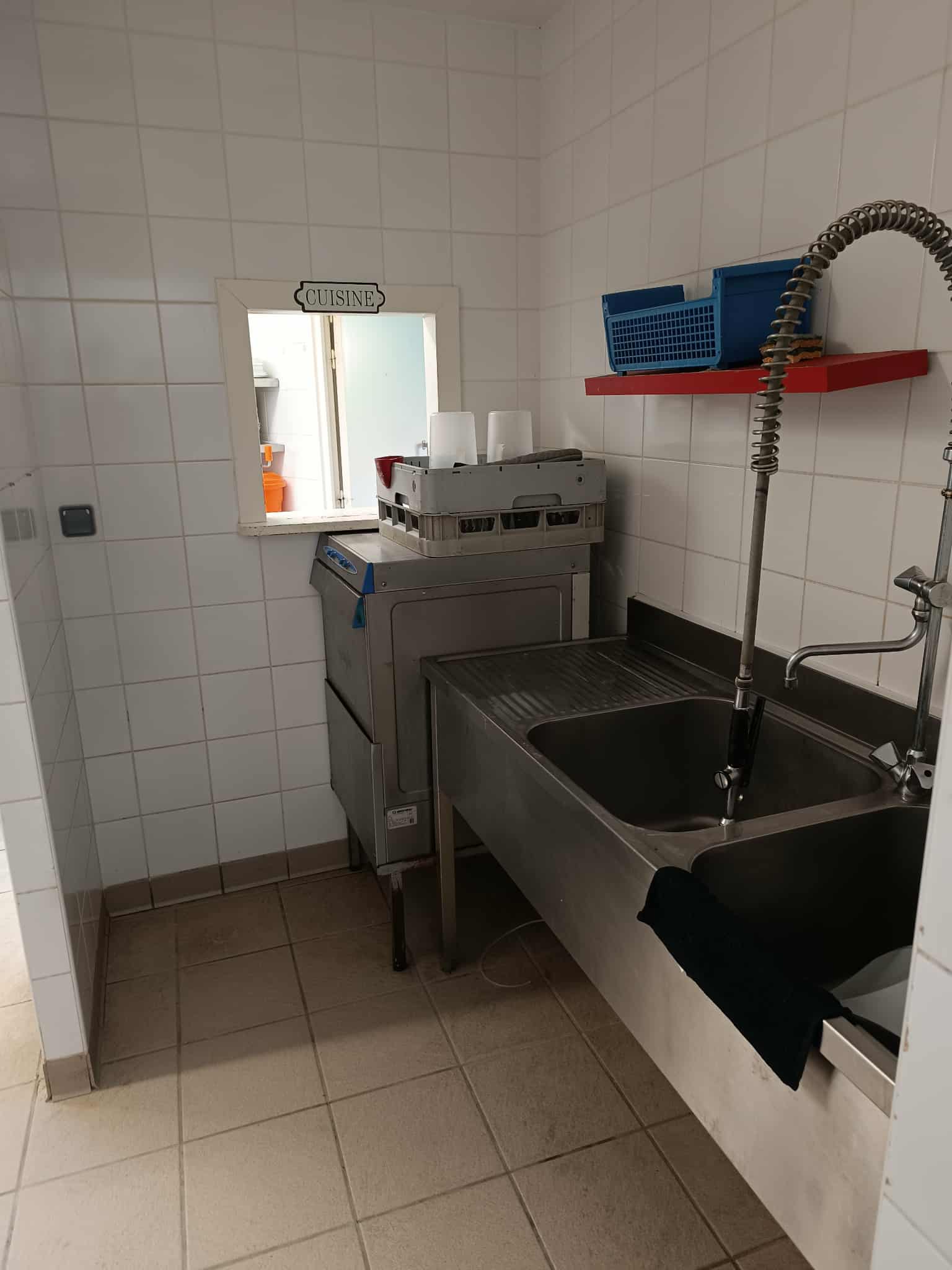 La commune de Chaussenac, charmant petit village du Cantal de 200 habitants,  recherche un(e) gérant(e) sympathique et expérimenté(e) en restauration pour reprendre son point multiservices – bar – restaurant. 

Situé sur la place principale (face à l’église), ce commerce est le coeur du village, où vous y rencontrerez des habitants de la commune & environs, des ouvriers de passage et des estivants. 

Le commerce (propriété de la commune) est constitué d’un bar avec licence IV, d’une épicerie et d’une salle de restauration avec mobilier attenante à la cuisine équipée, ainsi que d’une terrasse. 
Le ou les repreneurs doivent avoir une réelle expérience en Bar – Restauration et idéalement épicerie de dépannage, être sérieux, motivés et dynamiques pour développer l’activité, notamment sur les plats à emporter qui ont du potentiel à exploiter.

Un appartement pour le gérant et sa famille est disponible au dessus du commerce. Celui ci est composé de 2 chambres et d’une pièce principale d’environ 35m2.

Située non loin d'un axe passant, reliant Pleaux (1500 habitants, frontière sud-est de la Corrèze) à Mauriac (12km - ville s/s préfecture), vous y trouverez toutes commodités principales.
Plus proche, à Ally (4km), se situe une école maternelle & primaire, une boulangerie, une épicerie, une pharmacie et un cabinet médical.

Nous ne recherchons pas un restaurant étoilé, mais seulement à faire vivre notre village, grâce à un endroit accueillant, convivial & chaleureux au service des habitants au quotidien. 

Si vous vous retrouvez dans ce texte, et que vous êtes prêts à vous investir dans cette aventure, n’hésitez pas à nous faire parvenir votre CV et votre lettre de motivation / projets.

Premier contact par téléphone SVP