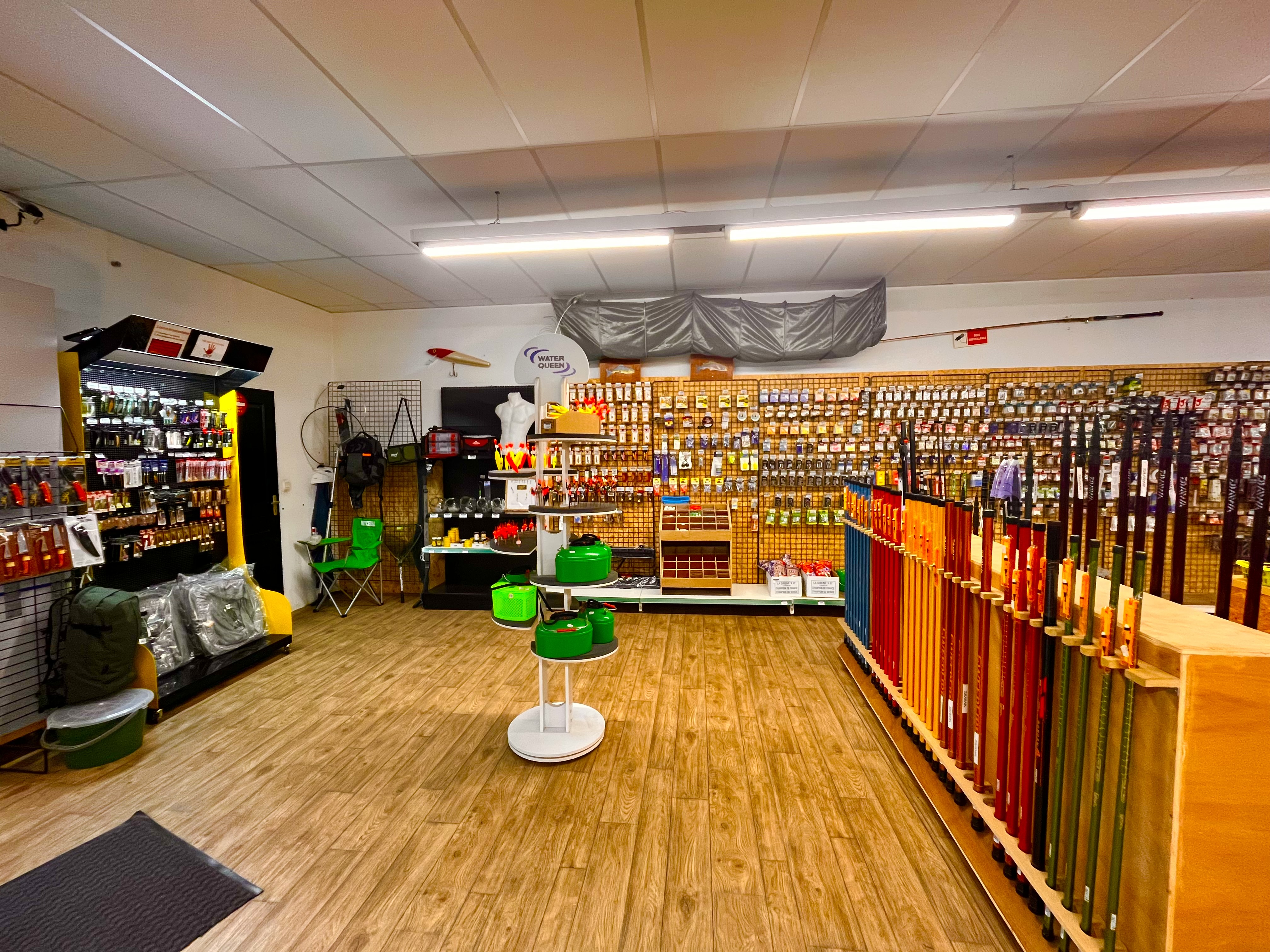 À CÉDER — MAGASIN DE CHASSE ET DE PÊCHE DANS LES HAUTES-ALPES
Vous souhaitez reprendre une activité dynamique dans un cadre privilégié ? Ce magasin de chasse et de pêche bénéficie d’un **emplacement de premier choix, avec parking devant le commerce et une clientèle fidèle
 En activité depuis 2009, au cœur des Hautes-Alpes et à proximité du lac de Serre-Ponçon, l’entreprise profite d’une activité saisonnière complémentaire :
 la pêche anime le magasin de février à octobre, puis la chasse prend le relais dès le mois d’août. 
Une affaire fructueuse, idéale pour poursuivre une activité bien implantée dans une région appréciée des amateurs de nature et de plein air. 
Cession pour cause de départ à la retraite.
stock actuel        100 000€
rachat des parts 100 000€
Pour plus d’informations, contactez le vendeur.