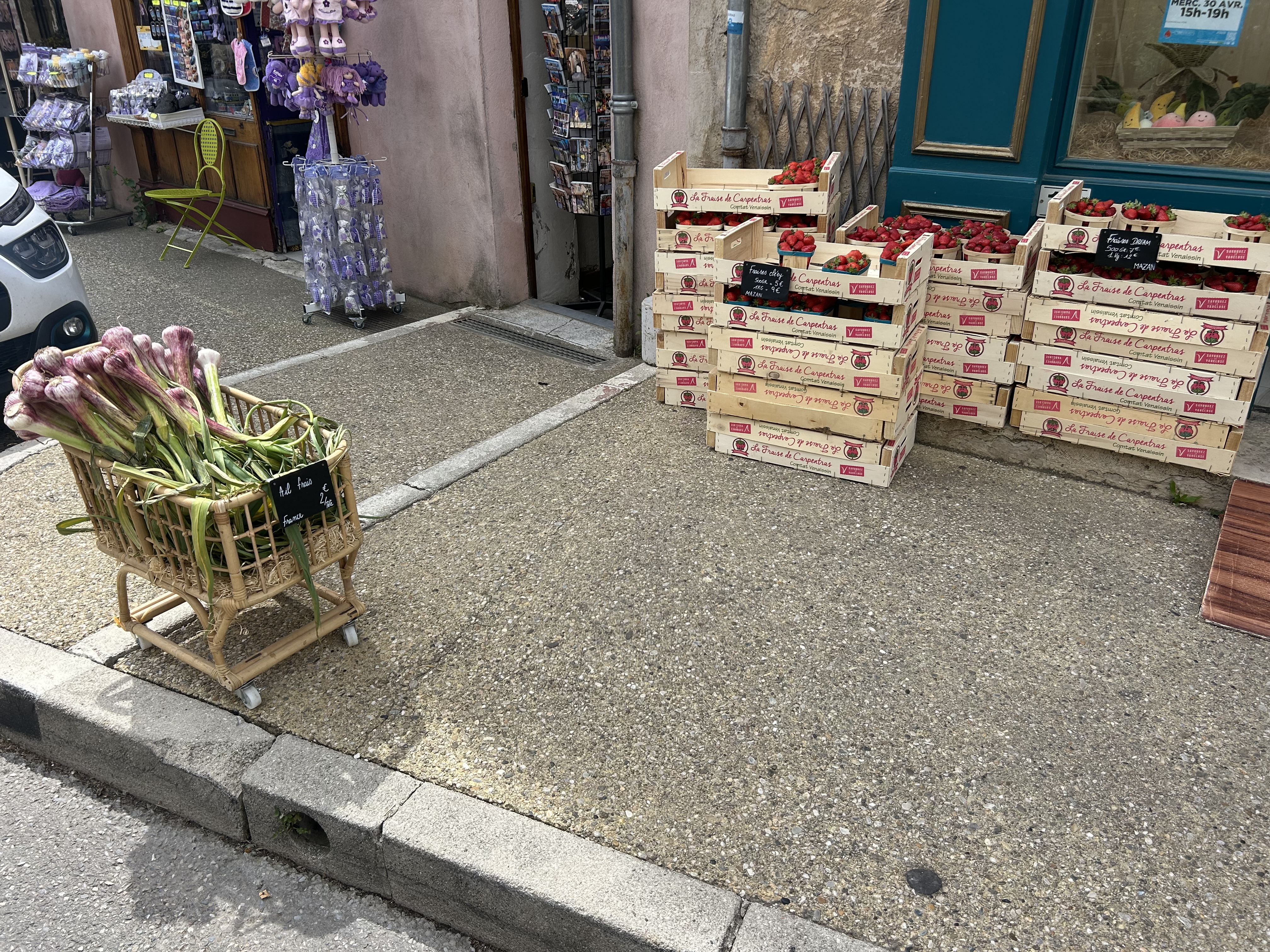 Bonjour,

Je mets à la vente mon fond de commerce. 
J'ai ouvert il y a une année,
Le loyer est de 700€ par mois le local fait 35m2 en surface de vente avec une grosse partie de trottoir devant pour exposer. Il y a également 3 étages au dessus dont 2 qui sont habitables avec quelques travaux. Une cave d'environ 10m2 juste sous le magasin.
J'ai réalisé 150.000€ de chiffre d'avril à septembre 2024
Je vend uniquement des fruits et légumes
Je n'ai pas encore le bilan donc je vend le pas de porte et non le FDC
Merci