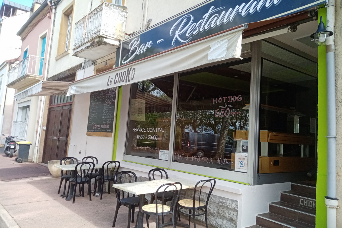 A vendre fonds de commerce d un bar restaurant situé en bord de Loire avec terrasse et deux salles intérieurs.
Actuellement , nous faisons une cuisine traditionnelle et familiale.
D'autre photos sont possibles sur demande, ou vous pouvez venir nous voir.