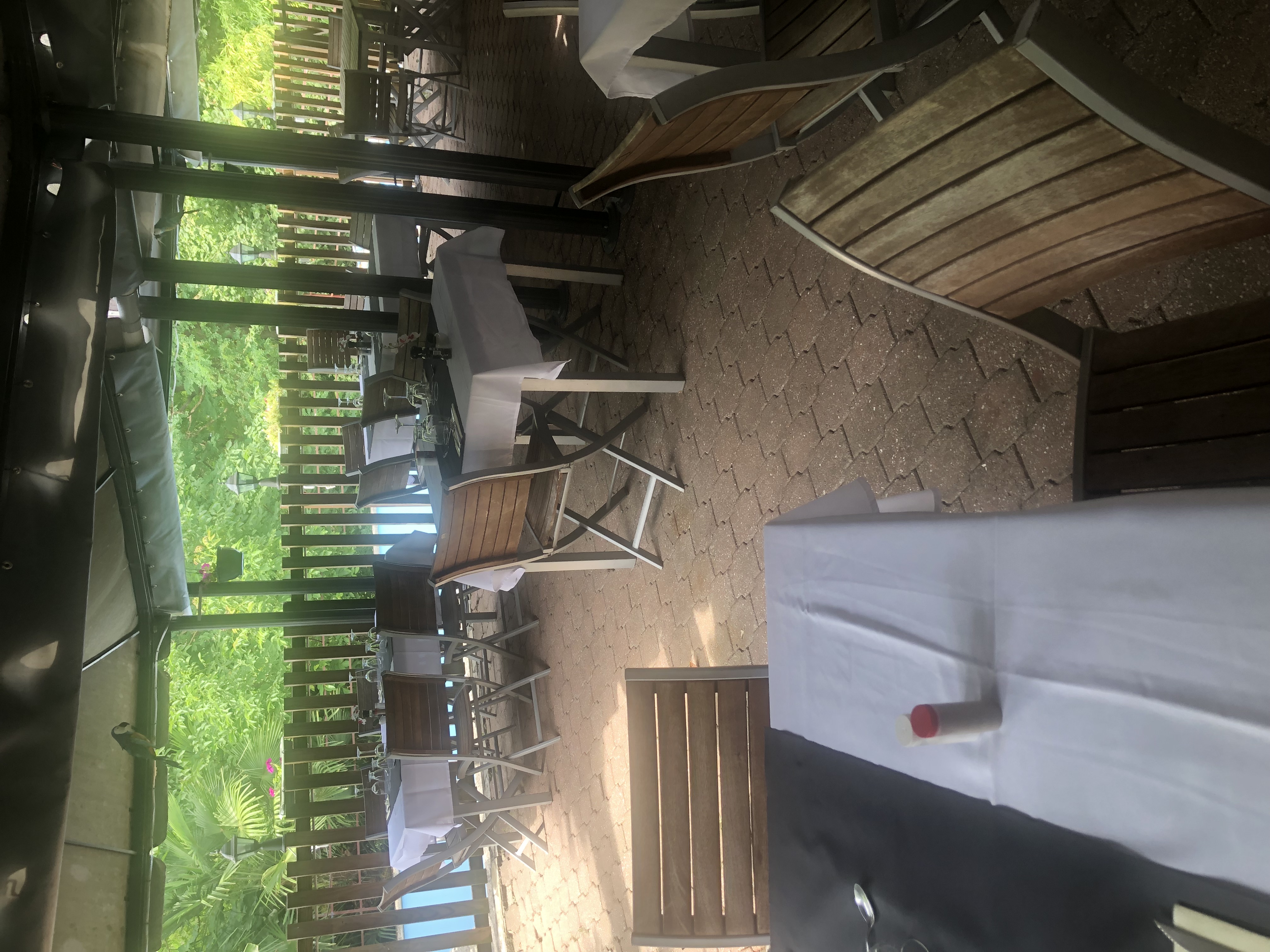 Cause santé 
Vendons bar restaurant licence IV
Avec terrasse et piscine
Appartement 4 pieces 3 chambres et séjour cuisine américaine
Entièrement refait
Complètement meublé

Disponible immédiatement