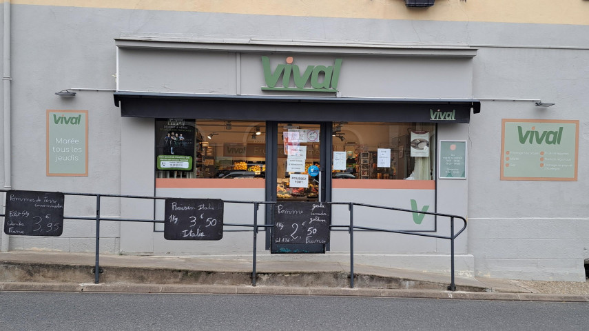 A céder, cause retraite, fonds de commerce en alimentation générale exploitée depuis 1992 sur la commune de Chantelle (1124 hab) - département de l'Allier.

Magasin situé sur la route principale, en face de la mairie.
Pas de concurrence sur la commune. Zone de chalandise de 15 Km autour.
Clientèle fidélisée.

Surface de vente de 180 m² (caisse, rayonnage, vitrines réfrigérées, caddies,)
Réserve de 1000 m² avec chambre froide, bureau, stockage, local livraisons, garage …
Vitrine de 15 ml. 2 entrées/sorties clients. 2 entrées/sorties arrière-boutique.

Chiffres clés sur les 2 dernières années :
*C.A. stable de 815 000 € HT
*Marge brute de 28%
*EBE de 23 000 €

Prix du fonds : 199 000 € à négocier.

Possibilité de racheter le camion de tournées en plus, si vous souhaitez maintenir les tournées (35 000 € le véhicule - C.A. 100 000 € / an - prévoir un temps plein)