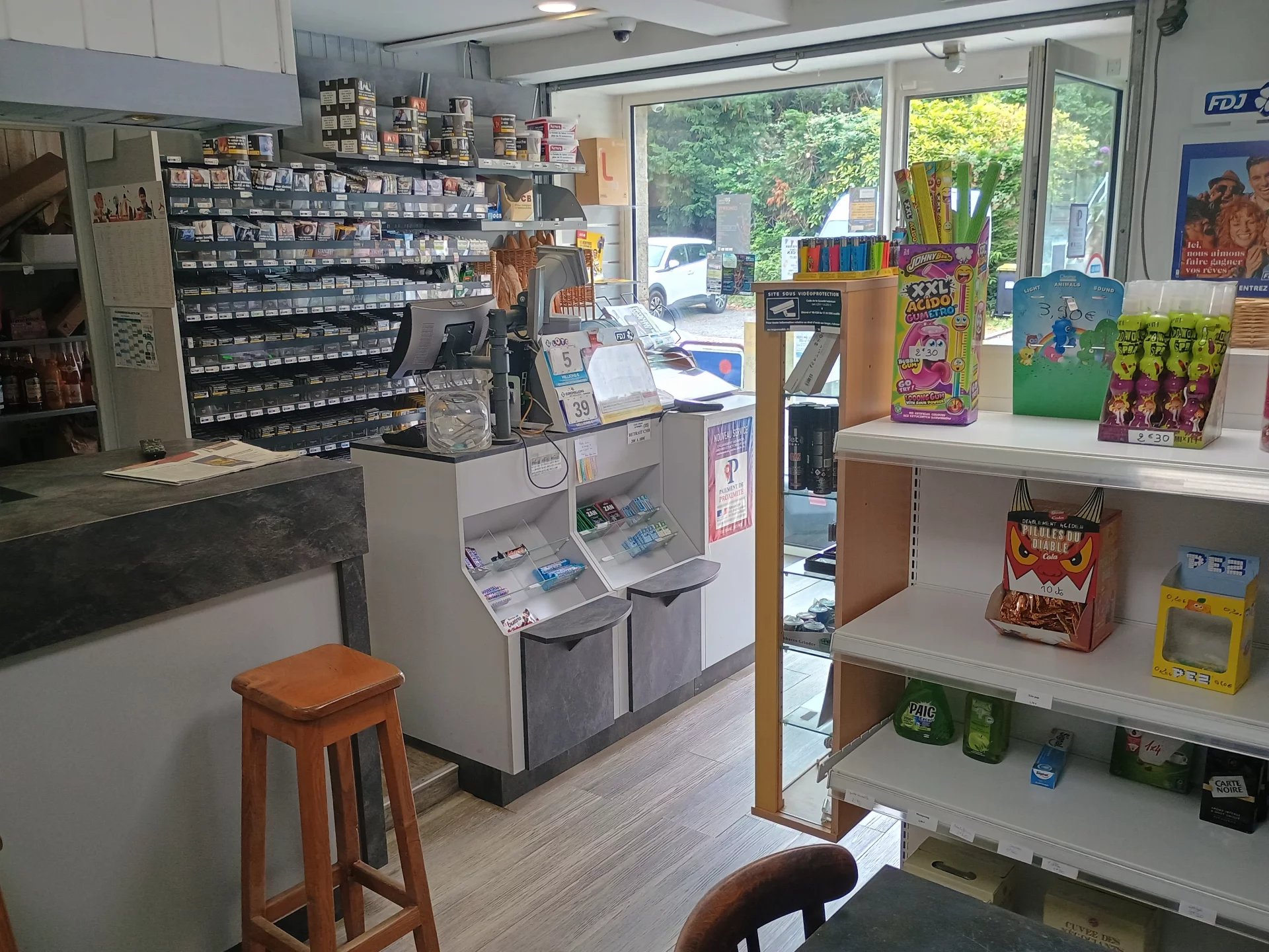 Les locaux se composent d’une salle de bar (12 places) avec coin épicerie et comptoir tabac FDJ bimbeloterie, d’une seconde salle d’une capacité d’au moins 20 personnes, d’une terrasse sur jardin de 10 places, d’une terrasse côté rue de 8 places, d’un logement T3, d’un garage et d’un terrain clos.

Stationnement à proximité de l’établissement.

Très bonne rentabilité. EBER après déduction des cotisations sociales de plus de 40 000 €.

Faible loyer de 480 € par mois (commerce et habitation).

Prix net vendeur de 50 000 € + 8 % TTC (6,67 % HT) d’honoraires agence à la charge de l’acquéreur.

Les informations sur les risques auxquels ce bien est exposé sont disponibles sur le site Géorisques : georisques.gouv.fr.
Contact : Agence MOHAN TRANSACTIONS - RCS RENNES 810 806 661 - Carte professionnelle CPI 2201 2018 000 030 018. Tel : 07 86 64 18 04