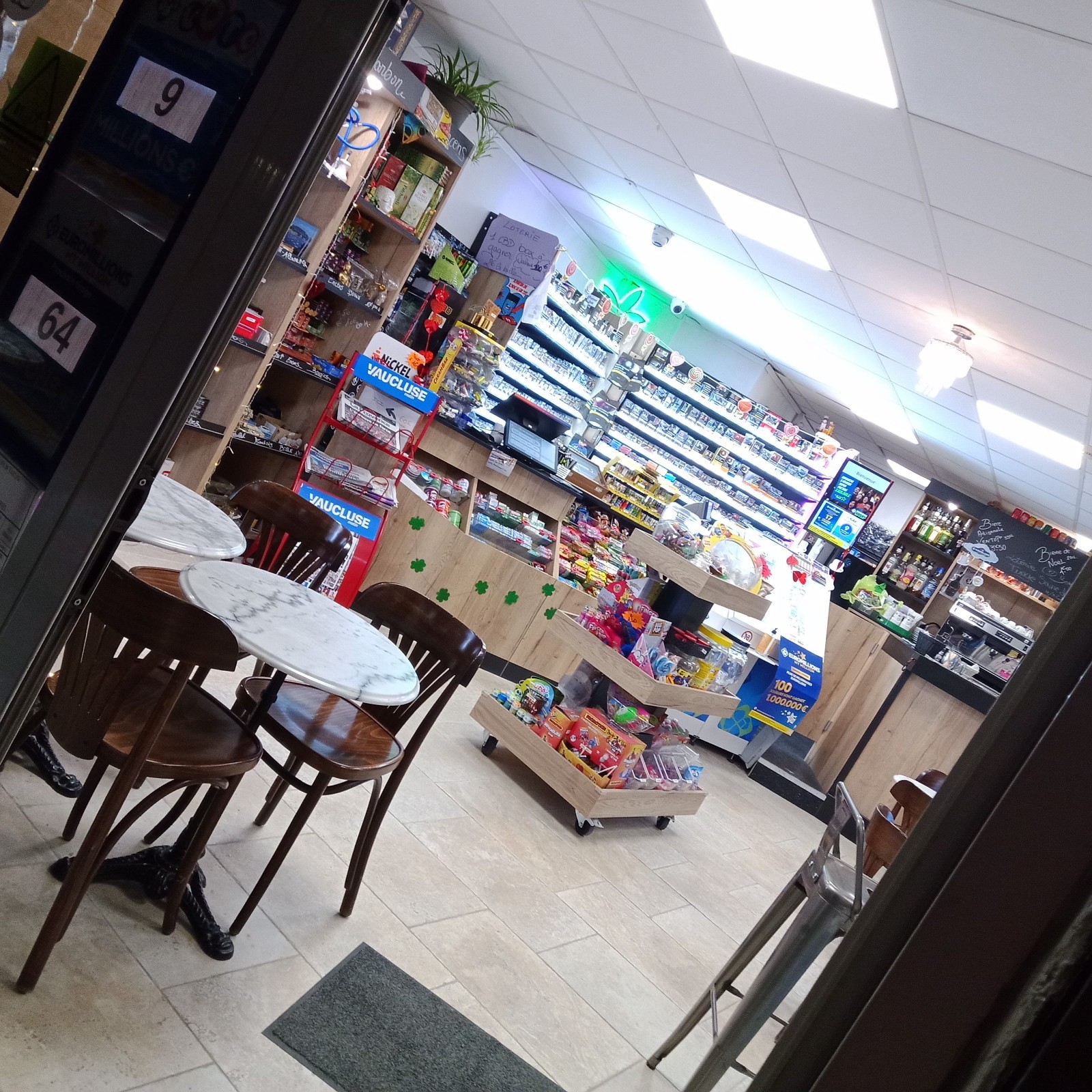 À vendre, fond de commerce Bar Tabac de la Poste idéalement situé à Apt, ville dynamique et touristique du Luberon.
Énorme potentiel de développement commercial 

 Emplacement Stratégique :
Situé sur l’artère principale de la ville, ce Bar Tabac bénéficie d’une excellente visibilité et d’un flux constant de clientèle.
À proximité immédiate de La Poste et de nombreux commerces, l’établissement profite d’un passage régulier, renforcé par l’attractivité touristique du secteur et par le marché hebdomadaire (à 200 m).

 Accessibilité :
-     Places de stationnement “arrêt minute” à proximité
-     Grand parking à 20 m (100 places)
-     Accès et établissement aux normes PMR

 Clientèle :
-     Fidèle et régulière
-     Locale et touristique
-     Habituée à une offre diversifiée
-     Établissement très bien noté (4,7 ★ sur Google)

 Activité :
-     Bar (Licence IV)
-     Tabac
-     FDJ
-        Compte Nickel
-        Cadeaux, Souvenirs
-        Photocopie
-        Epicerie fine
-        Confiserie
-        Papeterie
-        Articles fumeurs
-        CBD et accessoires
-     Vape et accessoires     
-     Presse réduite  

 Le commerce :
-     Entièrement rénové en 2023
-     Aucun travaux à prévoir
-     Divisé en 4 espaces :
Espace de vente : 54m²
Réserve / magnifique cave : 54m²
Bureau
Terrasse ombragée (une dizaine de places assises)
-     Fermeture le Dimanche et le Samedi après midi

 Fort potentiel de développement :
-     Offre snacking / planches midi & soir
-     Organisation de soirées / animations
-     Développement de la gamme presse
-     Extension de l’offre cocktails et produits à marge

Vente cause départ retraite Tabac . Affaire saine,  Coup de cœur, clé en main, idéale pour un couple.