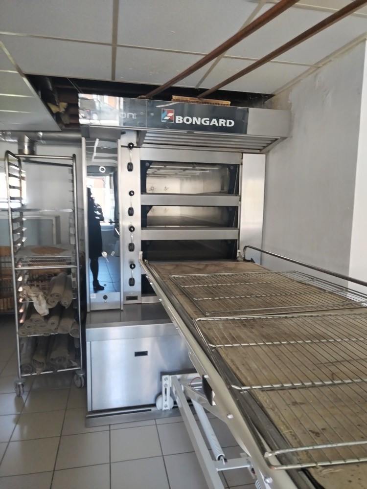 Boulangerie a vendre pour cause de départ en retraite   
Vous rêvez de reprendre une boulangerie conviviale, avec une clientèle fidèle et un réel potentiel de développement, seul boulangerie au village mais autre commerce boucherie , épicerie, tabac presse , pharmacie, coiffeur , bar ,restaurant ect
Emplacement au centre du village sur la place du marché parking et passage régulier sur la D948(2000 véhicules /jour)
Clientèle locale , touristique et très fidèle (900 habitants/petits villages alentours sans commerces
Tourisme important vers l'étang du puits, la Méridienne à Vélo d'ici 2 ans
 Matériel fonctionnel four Bongard de 2021
Possibilité d'élargir les horaires d'ouverture