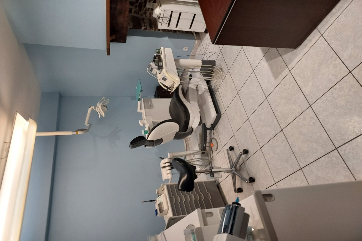 Petit village thermal ayant un intérêt  médical spécifique à la vie du bourg, de nombreuses structures sont rattachées à ces professions   
 ( centre thermal et thermoludique, Hôpital Pierre Raynal, Maison de retraite Saint-Elisabeth, cabinet de kinésithérapie, dentaire, ainsi qu'un pôle santé acceuillant un médecin et trois infirmières.
Le bourg est le poumon d'un territoire étendu, d'où l'importance d'un remplacement des professionnels en place.