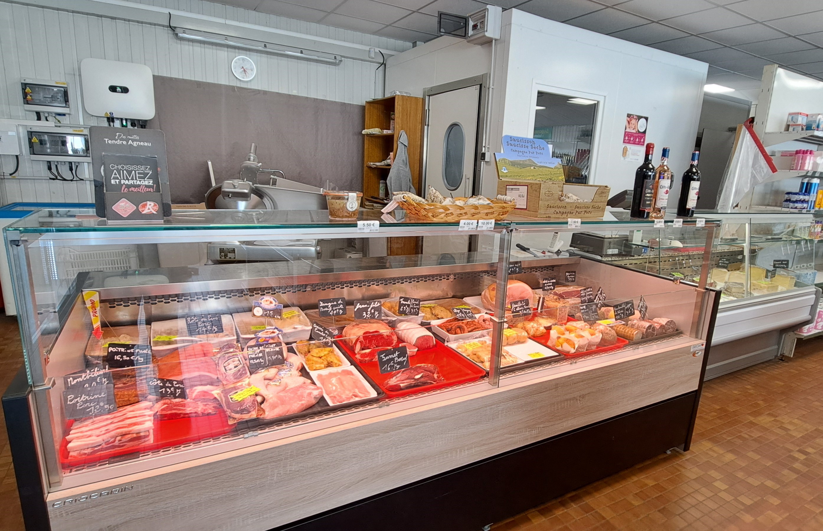 A céder : fonds de commerce sous enseigne L'EPICERIE D'A COTE, fournisseur CASINO, située sur une commune rurale de 230 habitants au centre du département de l'Allier, et située à proximité de Montmarault ( A79- A71). 
Murs appartenant à la mairie. 
Local de 100 m².
Activité : charcuterie, boucherie, fromage à la coupe ; épicerie sèche ; fleurs ; etc..
Clientèle locale et touristique ( Camping du village, Vichy, abbaye de Chantelle, village de Charroux, château de Lapeyrouse, accrobranche, château de Veauce, Paleopolis, Le Pal, .. ) .

Bail commercial - Loyer de 650 € / mois électricité comprise.
Prix du fonds : 55 000 € matériel compris 
Stock évalué à 8 000 €.
CA de 200 à 350K€

Cette opportunité vous intéresse ? N’attendez plus et prenez contact avec la CCI Allier – Gersande SOURCEAU – au 04 70 35 40 08 ou g.sourceau@allier.cci.fr
