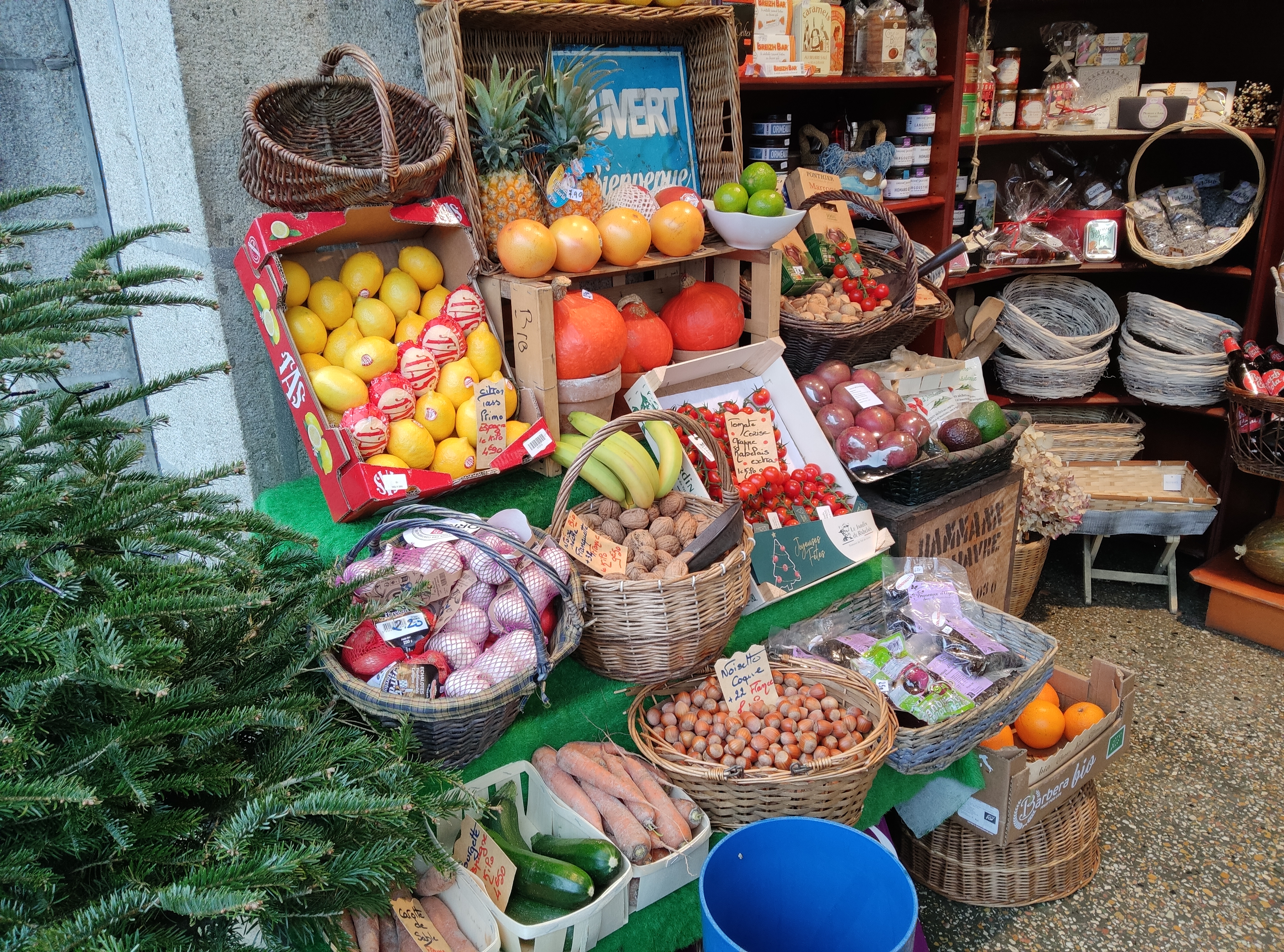Epicerie de renom depuis plus de 60 ans située en plein coeur de Morlaix, Bretagne.
Cette charmante boutique, parfaitement placée à proximité de commerce essentiels comme une boulangerie, une pharmacie et un tabac, bénéficie d'une clientèle fidèle et de passage grâce à son excellent emplacement et son grand parking à proximité.