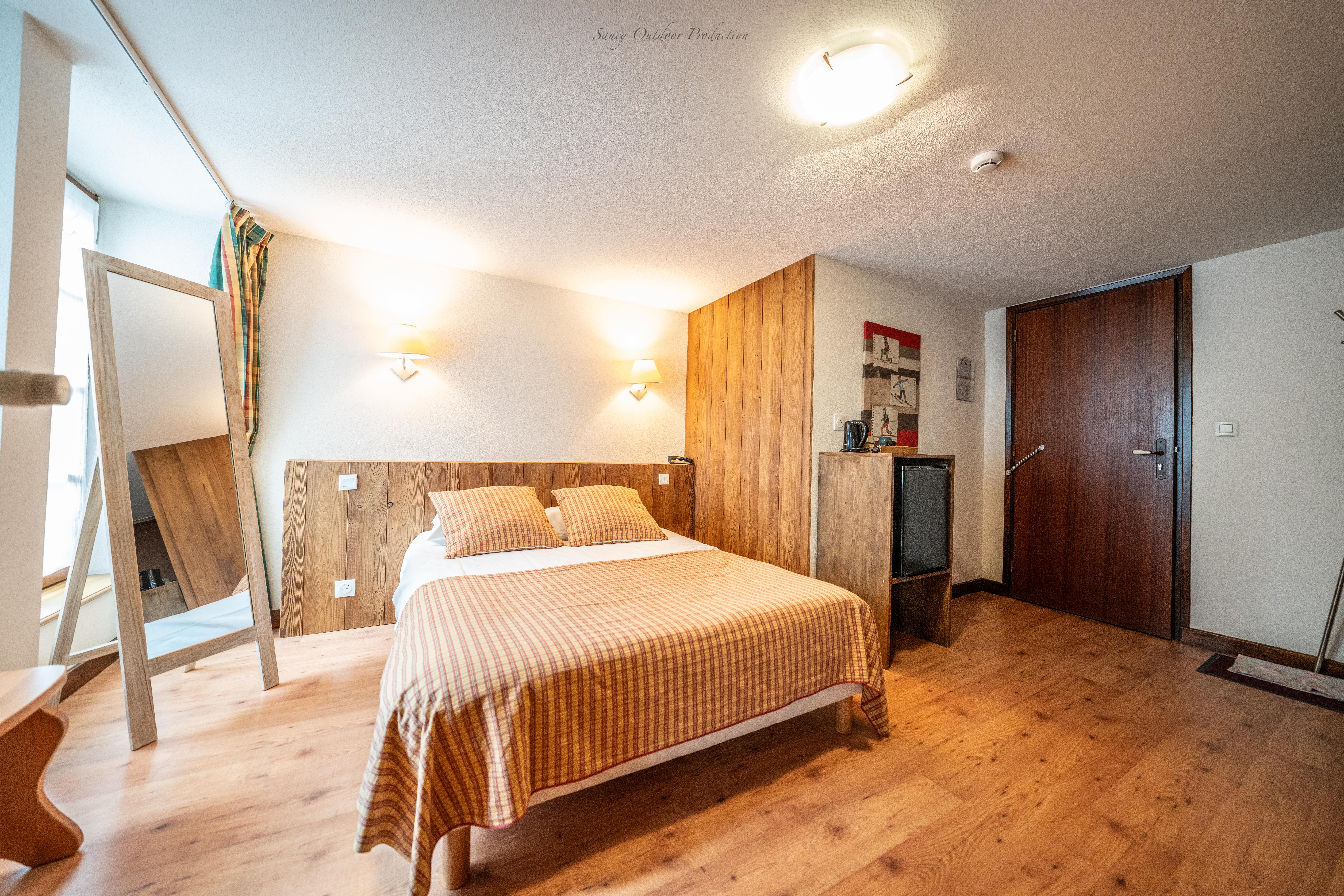 Vends, cause retraite, Hôtel-Restaurant-Bar situé dans un cadre familial qui vous accuaille depuis 3 générations.
L'établissement est à vendre, Murs et fond, au prix de 580000 euros, négociable, sachant que nous sommes aux dernières normes en vigueur, et avec une bonne perspective de développement.
L'Hôtel dispose de 9 chambres de 2 à 4 couchages, entièrement rénovées et meublées avec goût et modernité tout en respectant l'esprit montagne.
De plus vous disposez au 1er étage d'un petit salon vous permettant de prendre 1 consommation, lire ou jouer à des jeux de société.
L'établissement dispose également d'un espace restauration et bar qui nous permet d'assurer une restauration brasserie.
Situés dans le centre historique de la cité médiévale, petite cité de caractère classée, de Besse et Saint Anastaise, au coeur du massif du Sancy, nous disposons également d'une grande terrasse sur la place centrale du village.
Je reste bien sûr à votre disposition au 06 75 54 64 69 , pour vous fournir plus d'informations , et vous pouvez également consulter notre site web www.hotel-sancy-besse.com pour avoir plus d'informations sur les activité et animations sur l'ensemble du massif du sancy