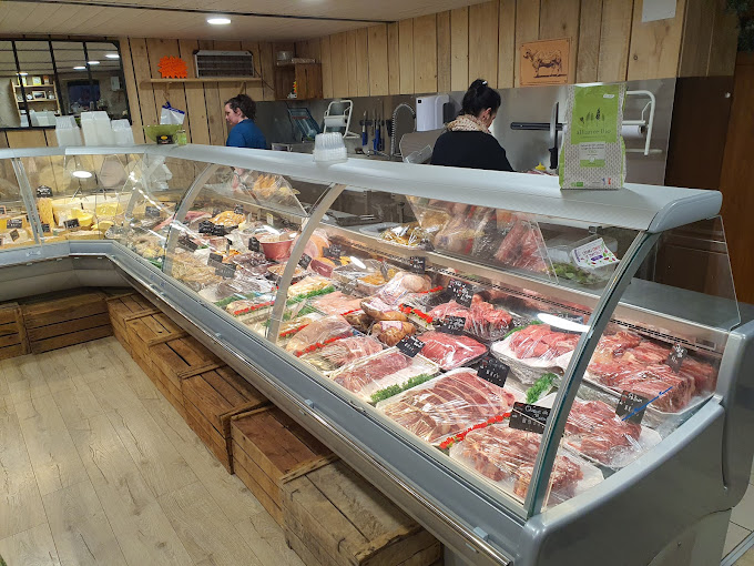 Épicerie située au lac des Settons. 70 m² avec vitrines réfrigérées, étagères. Arrière boutique avec local technique et chambre froide. Local Rangement de 16 m². Chiffre d'affaire en constante évolution.

Lieu touristique et prisé des randonneurs et amoureux de la nature. Le lac est ceint de bois, de sapins et de mélèzes, à 600 m d'altitude. Lacs de 360 ha, avec restaurants, campings et parc résidentiel de loisirs, hôtel et nombreuses résidences secondaires. Lieu de séjour très fréquenté.

Loyer de la boutique : 980 €/mois
Possibilité de logement (65 m²) : Loyer de 600 €/mois.