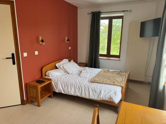 À VENDRE – HÔTEL RESTAURANT TRAITEUR – HAUT-BEAUJOLAIS (69)

Situé à Propières, au cœur du Haut-Beaujolais, établissement exploité depuis plus de 12 ans, bénéficiant d’une clientèle fidèle et d’une activité diversifiée.

L’établissement comprend :

* Hôtel 2 étoiles de 7 chambres, offrant 23 couchages.
* Restaurant avec cuisine professionnelle équipée.
* Salle de réception de 60 personnes.
* Activité traiteur développée et clientèle fidélisée.
* Fort potentiel de développement en gîte de groupe, séminaires et événements.

Affaire clé en main, idéale pour un couple de professionnels ou des porteurs de projet.

Vente du fonds de commerce avec possibilité d’acquisition des murs.

Accompagnement possible à la reprise.

Prix et renseignements sur demande.
