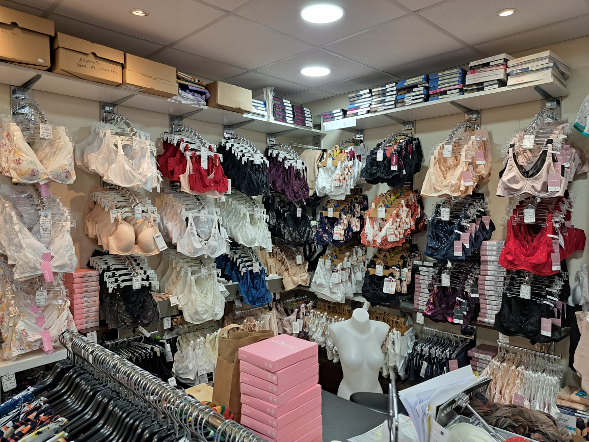 Vend Fond de commerce de Mercerie, Bonneterie et prêt-à-porter femme

Entreprise familiale crée en 1921. Bonne clientèle, pas de concurrence.
Local 50m2 en centre ville, rue commerçante et parking gratuit à proximité.

Vous connaissez la couture, vous avez envie de partager et de conseiller. Envie d'être votre propre patron, alors lancez-vous! ( je pourrais vous accompagner pour les débuts).

Vous aurez la possibilité de développer le tricot (forte demande) et les loisirs créatifs...si vous le souhaitez.

CA/an 155000€ HT.

La boutique est aussi point relais Singer pour la réparation et l'entretien des machines à coudre et point dépôt pour une couturière retoucheuse. (rémunération par commission).

Fond de commerce 40 000€
Stock à négocier. (entre 70 000 et 120 000€)
Loyer à discuter car possibilité d'achat des murs 75 000€.