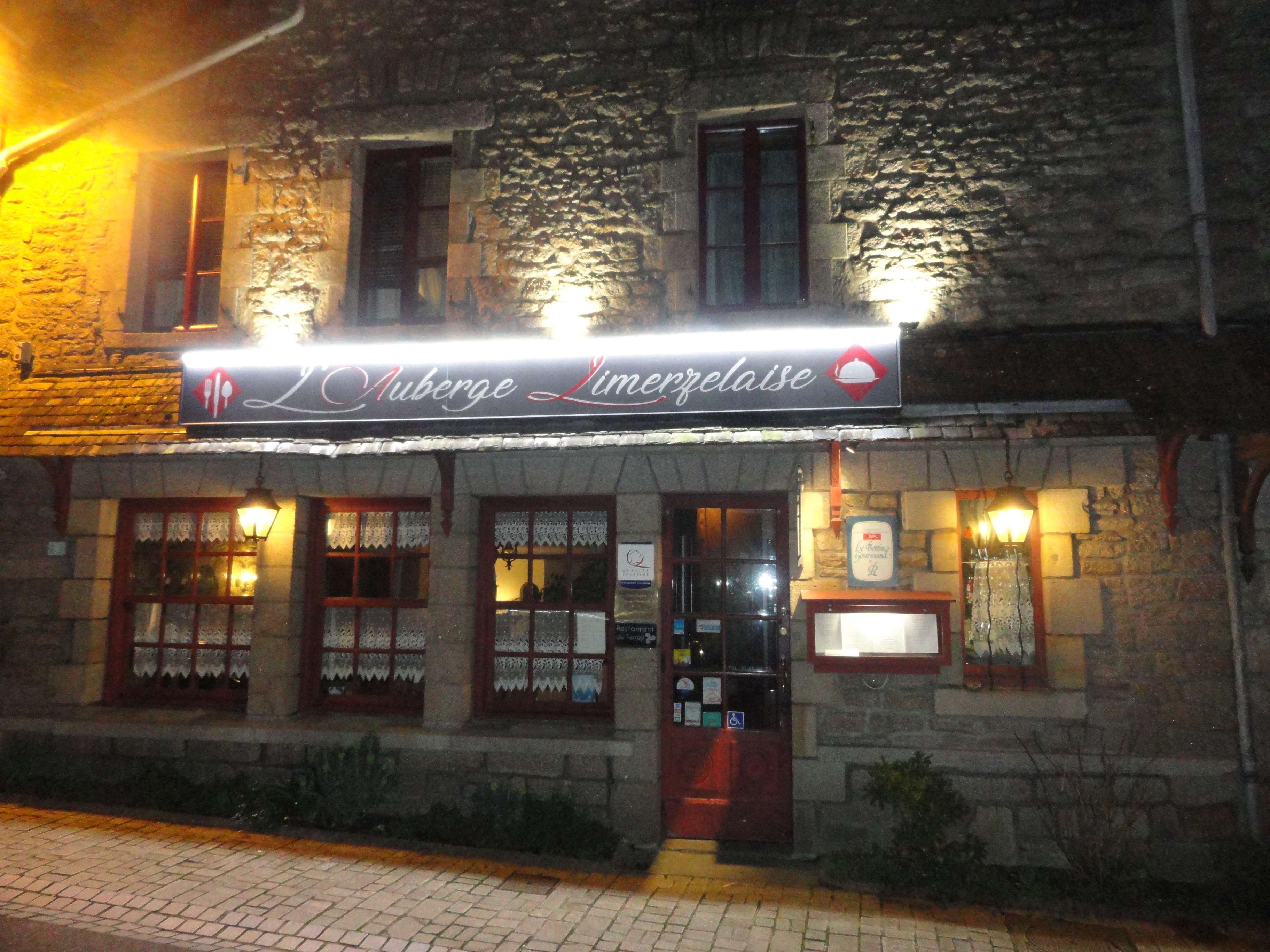 Fond de commerce de restauration traditionnel situé au cœur du joli village de Limerzel ,
Avec services de proximités et école maternelle et primaire.
Proche de Rochefort en Terre(village préféré des français2017) et avec les plages de Billiers et Damgan 20 minutes en Morbihan sud.
Bel outil de travail, idéal couple pour une belle qualité de vie et projet professionnel.
Capacité 150 m2, salle rénovée pour 30 à 40 cts en individuel ou des groupes jusqu'à 50 cts.
Restaurant bénéficiant de bonne réputation et exploité depuis 26 ans, nous sommes labélisé "Maître Restaurateur" depuis 10 ans
A l'étage un beau logement avec salon et kitchenette et 4 chambres et un petit extérieur privatif .Le loyer un est de 1000 € pour l'ensemble (possibilité d'achat des murs).
Le projet retraite arrivant nous recherchons des repreneurs qui sauront pérenniser ce bel établissement réputé dans le département
prix souhaité 90 000.00€