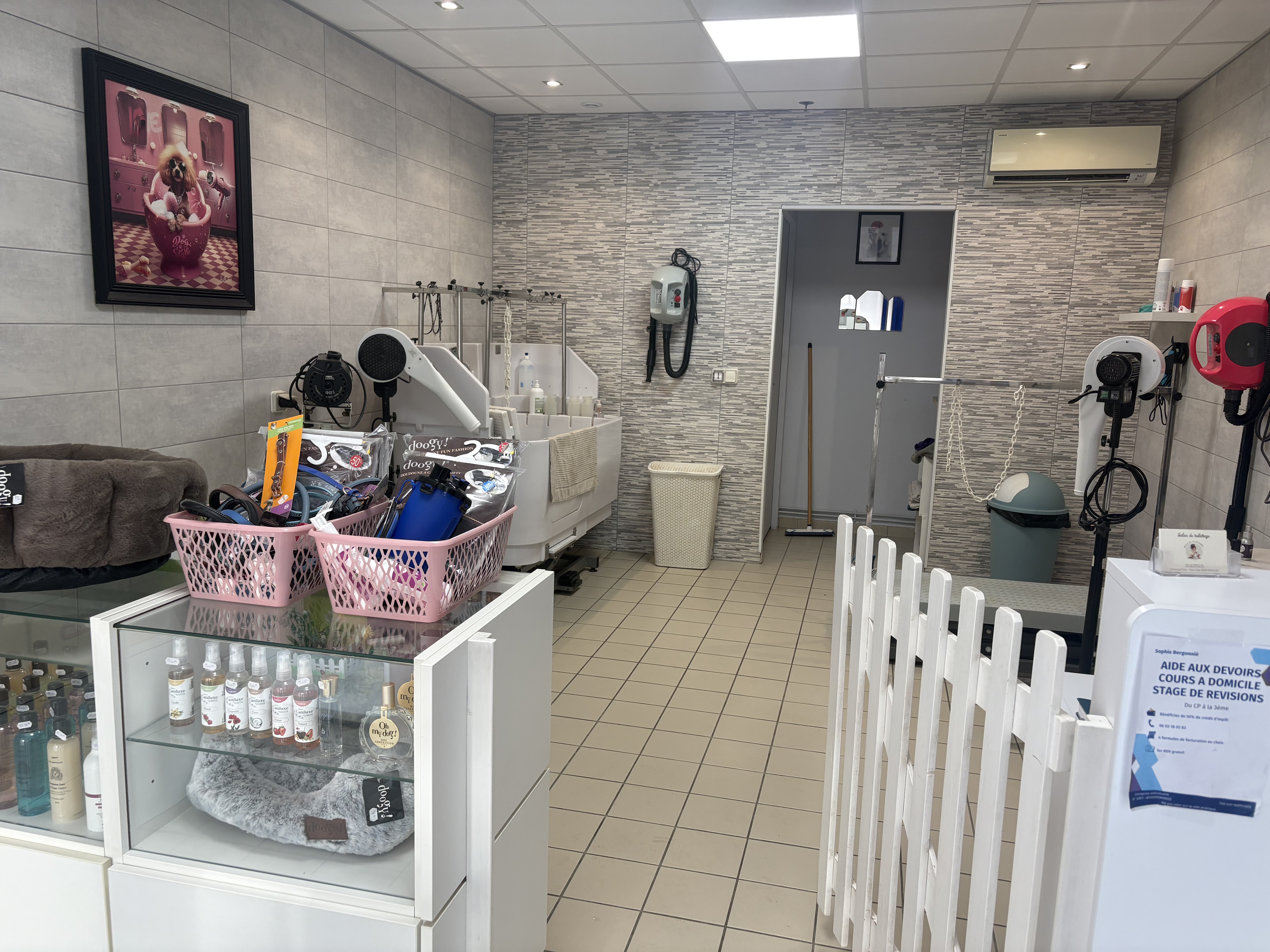 Opportunité clé en main à saisir !

À vendre, un salon de toilettage canin, idéalement situé à Souillac. 
Affaire saine, parfaitement équipée et prête à être reprise immédiatement sans aucun investissement à prévoir.

Les Atouts du Local & Emplacement
- Emplacement #1 : situé dans la zone du principal supermarché de la commune
- Surface : 28 m² optimisés et fonctionnels.
- État du local : Très bon état, entièrement rénové en 2022.

Équipements récents :
- Grande vitrine lumineuse et porte vitrée.
- Climatisation réversible.
- Store banne électrique récent (installé il y a 6 mois).
- Toilettes aux normes PMR / espace de stockage.
- Petit coin cuisine aménagé.
- Conditions du bail : loyer de 615,60 € / mois.
- Matériel & Équipement Professionnel (Prêt à travailler)

Le salon dispose de tout le matériel nécessaire, récent et en parfait état de fonctionnement :
- Table électrique de toilettage (5 ans).
- Baignoire électrique en résine.
- 2 pulseurs & 2 séchoirs professionnels.
- Lave-linge.
- Meuble de caisse et meubles d'agencement/vitrine.

Conditions Financières
Chiffre d’affaires actuel : 35 500 € (activité ouverte du mardi au samedi sur 12 mois).
Prix de vente demandé : 35 000 €
