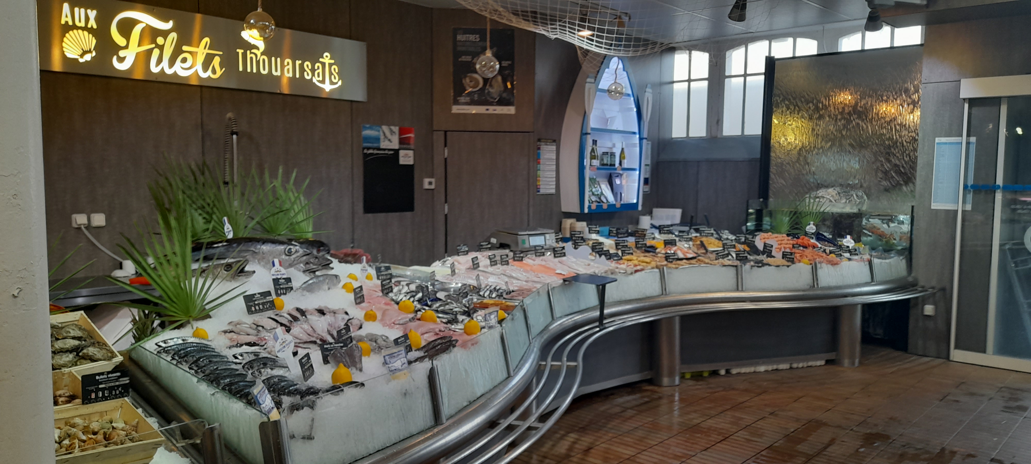 Située sous les halles permanentes de la ville de Thouars (79)
Ouverte les matins du mardi au dimanche.
Lieu attractif regroupant 4 commerces de bouche (Boucher, Fromager, Primeur et Poissonnier).
Située en plein centre ville avec large stationnement gratuit.
CA 420 000€ et bonne rentabilité.
Ecoute toutes propositions
** URGENT **