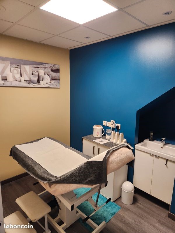 L'affaire à reprendre:
L’entreprise est située sur la commune de Gelles, commune rurale de 981 habitants. Il s’agit d’un institut de beauté (soins du visage, soins du corps, épilation, massage…). 
Cette activité a plus de 20 ans d’existence dont 12 ans à cet emplacement.
Cette offre constitue une réelle opportunité pour une personne qui souhaiterait s’installer localement et reprendre un institut clé en main, entièrement équipé, avec une clientèle établie et un fort potentiel de développement.
Cet institut de 70 m² est composé d’un espace de vente, de 3 cabines, d’une douche, d’un WC d’une cuisine.
Il est idéal pour une ou plusieurs esthéticiennes souhaitant reprendre l’activité et assurer la continuité des prestations de la clientèle actuelle. Fort potentiel de développement.
Les murs sont à louer pour un loyer est de 450 euro par mois (+ environ 200 € de charges).
Fonds de commerce vendu 25 000 € (négociable). 
Affaire à reprendre dès maintenant : reprise idéale avant les fêtes de fin d’année (vente de nombreux chèques cadeaux).

Le cadre de vie:
Gelles est une commune rurale dynamique du Puy-de-Dôme comptant environ 920 habitants et située à 850 mètres d'altitude, au cœur des volcans d'Auvergne. La commune dispose d’un emplacement stratégique, à proximité immédiate du bassin des Combrailles, de la chaîne des Puys (classés au patrimoine mondial de l’UNESCO) et du massif du Sancy. Commune rurale, aux nombreux atouts environnementaux et paysagers, elle se situe à une trentaine de kilomètres de la métropole Clermontoise). 
Gelles joue un rôle de pôle relais pour les hameaux environnants, offrant une clientèle locale fidèle et un cadre de vie recherché pour une installation en milieu rural.
La commune abrite aujourd’hui une école primaire et maternelle avec une 100aine d’enfants et une Maison Familiale Rurale avec plus de 90 élèves en alternance.
L’activité locale est fortement liée à l’agriculture, très présente sur le territoire de la commune, mais le tissu artisanal et commercial est également très développé. La commune dispose de tous les services de quotidienneté nécessaires : épicerie, boulangerie, boucherie, restaurant, services de santé, pharmacie, coiffeuse, garage, entreprises de matériaux, de services et produits agricoles, agence postale… et d’un riche tissu associatif. La commune dispose de nombreuses exploitations agricoles dont certaines proposant de la vente directe de viande et de fromages. 
Votre nouveau projet de vie commence ici.
Gelles fait partie de la Communauté de communes de Dômes Sancy Artense. 
Le territoire est en zone de revitalisation rurale, offrant des exonérations fiscales pour tout projet de création ou de reprise d’activité.  Les services de la Communauté de communes vous accompagnent dans les différentes démarches de votre projet d’installation : étude du projet, recherche de logement, recherche d’aides financières, mise en relation avec le réseau de partenaires...