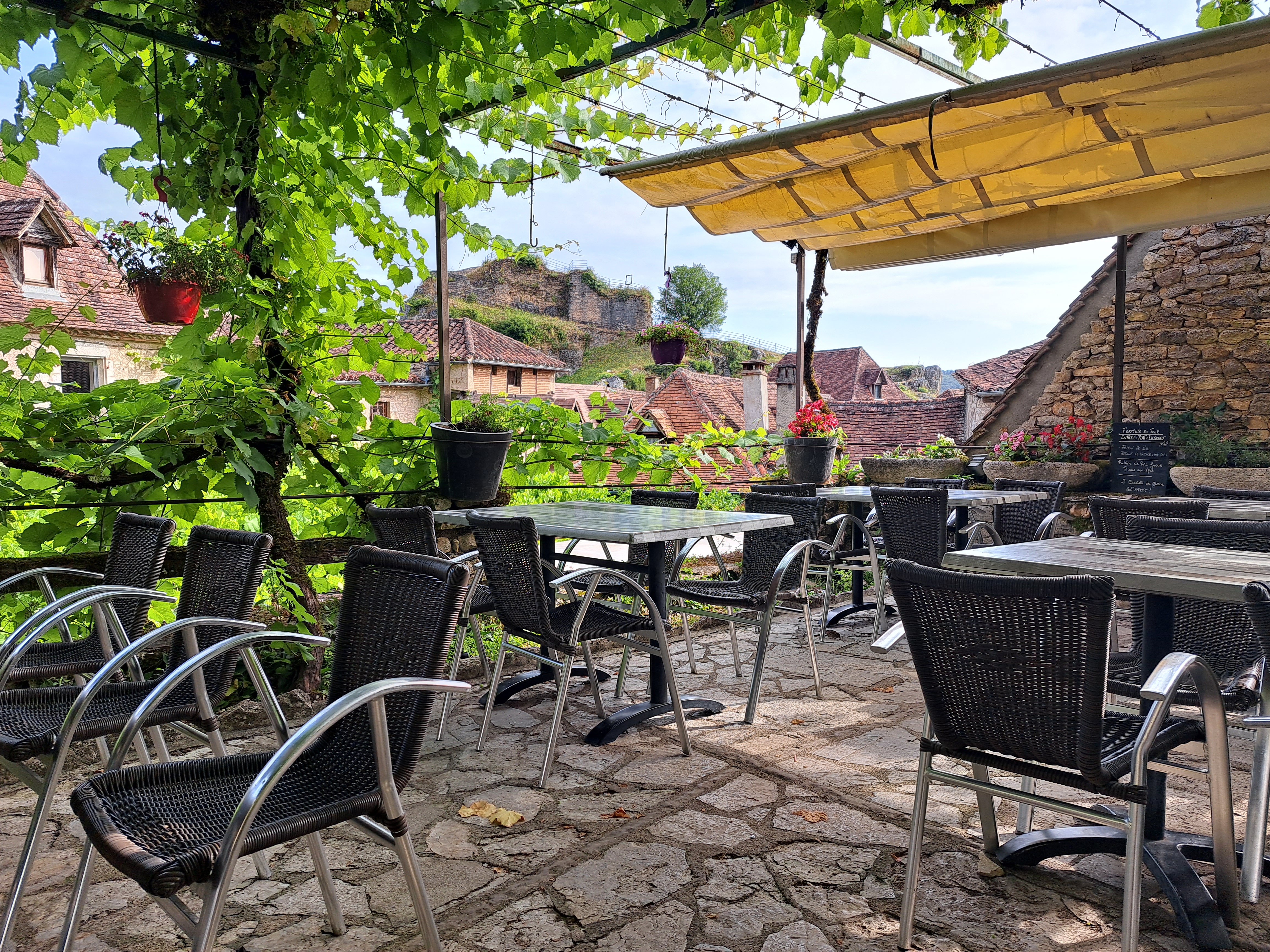 Je vends mon fond de commerce situé sur les hauteurs de Saint cirq lapopie.
L'établissement se compose d'une terrasse de 74 places assises avec vue sur les toits de Saint Cirq Lapopie et d'une salle de 30 places assises.
Le restaurant est fonctionnel et le matériel reste sur place.
Le loyer de mon établissement est imbattable(7000€par an).
Pour accéder au restaurant il y a deux entrées,une côté route principale et une côté ruelle commerçante piétonne.
La réserve jouxte le restaurant,et donne sur la route pour un accès facile pour les livraisons.
Il n'y a aucun CDI,se sont des contrats saisonniers.
CA
Entre 340000 et 390000€.
Je reste à votre disposition pour plus d'informations ou pour une visite sur site.
Cordialement