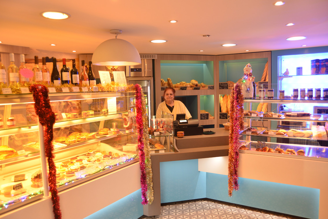Particulier vend boulangerie à VILLEFRANCHE SUR MER - COTE D'AZUR
jolie clientèle de bonne renommée, boutique et fournil refaits à neuf en 2015. Appartement 3P à l'étage. Pas de salariés.