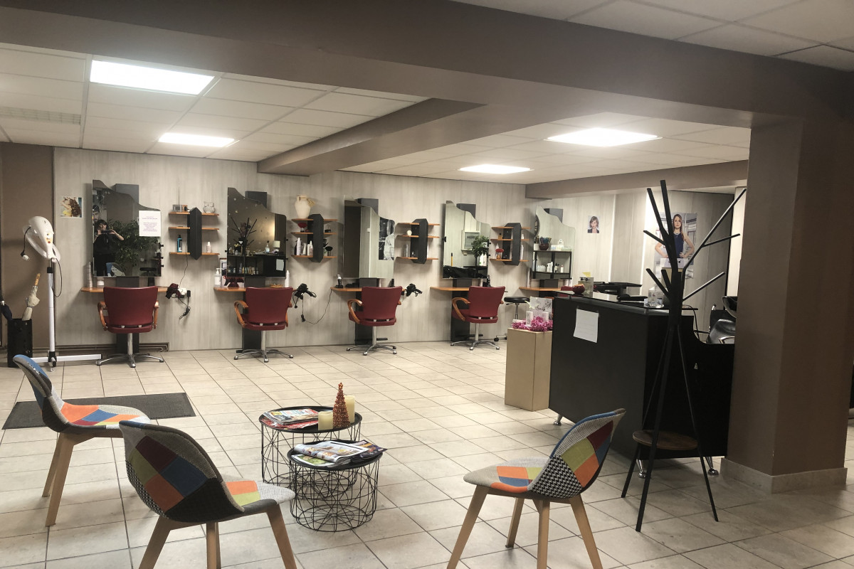 Salon de coiffure mixte 
Existant depuis plus de 22 ans 
Aucun travaux 
Spacieux, lumineux très bien situé proche de parkings et du centre ville dynamique