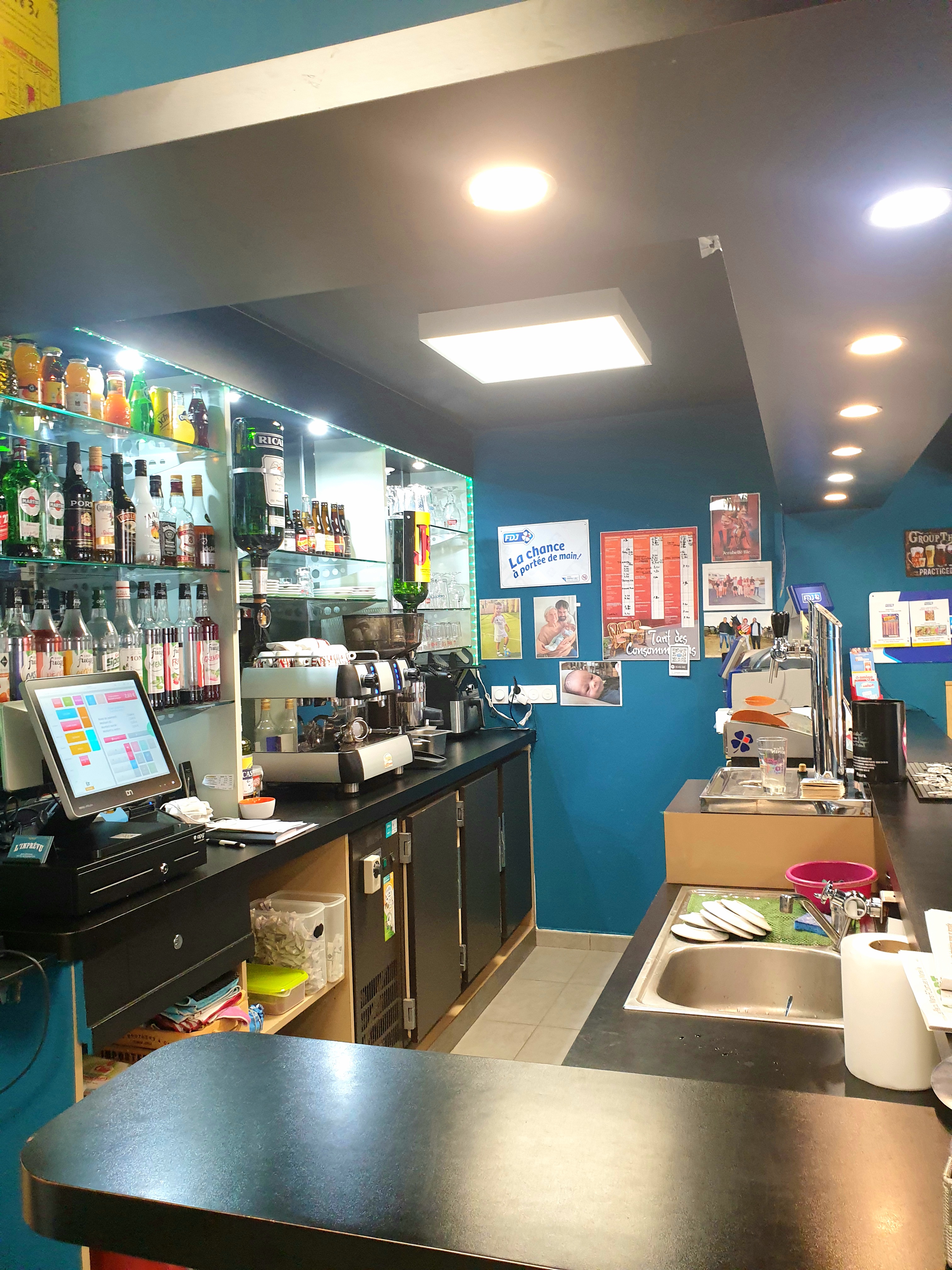 Envie d'une nouvelle aventure ? Ce commerce est fait pour vous. Continuer à donner de la vie au coeur de cet adorable village du nord Sarthe (72), de près de 700 habitants. Récemment rénové avec de nombreux stationnements dont un arrêt minute devant. Nous cédons notre commerce de proximité qui existe déjà depuis 11 ans. C'est un bar (sous licence IV), épicerie et multiservices (Française des jeux, point poste, retrait d'argent, dépôt de pain). Libre de tout contrat, le bail commercial est fait avec la Mairie en 3-6-9, le loyer est modique. Moderne et spacieux, décoration refaite, 24 places intérieures et 20 places en terrasse, bien équipé, épicerie  (rayonnages, caisse, tireuse à bière 2 becs, etc...). Le tout est en excellent état et bien entretenu, aux normes incendie et PMR. Clientèle locale et fidèle et clientèle extérieure qui se renouvelle avec une part croissante de clients de passage et l'arrivée régulière de nouveaux habitants au village. Ouvert 5 jours 1/2 sur 7 et organisation de soirées à thèmes 1 fois par mois. Les structures complémentaires dans le bourg sont 1 salon de coiffure, 1 école primaire, 1 salle communale, des maisons d'hôtes, centres équestres ainsi que des artisans. Le chiffre d’affaires est en constante progression et le prix de vente est fixé à 25.000 €. 

ATTENTION CETTE ANNONCE EST MODIFIEE CE JOUR 12.11.2025, 

car en raison d'un problème de santé nous ne pouvons plus faire la restauration ce que nous regrettons, donc nous le vendons en tant que bar et épicerie à 25.000 € et nous vendons la partie cuisine par nos soins en parallèle, OU nous laissons le prix initial de l'annonce à 35.000 € en laissant toute la partie cuisine (trancheuse, réfrigérateurs, congélateur, contenants divers, appareils de cuissons, vaisselle, lave vaisselle...)