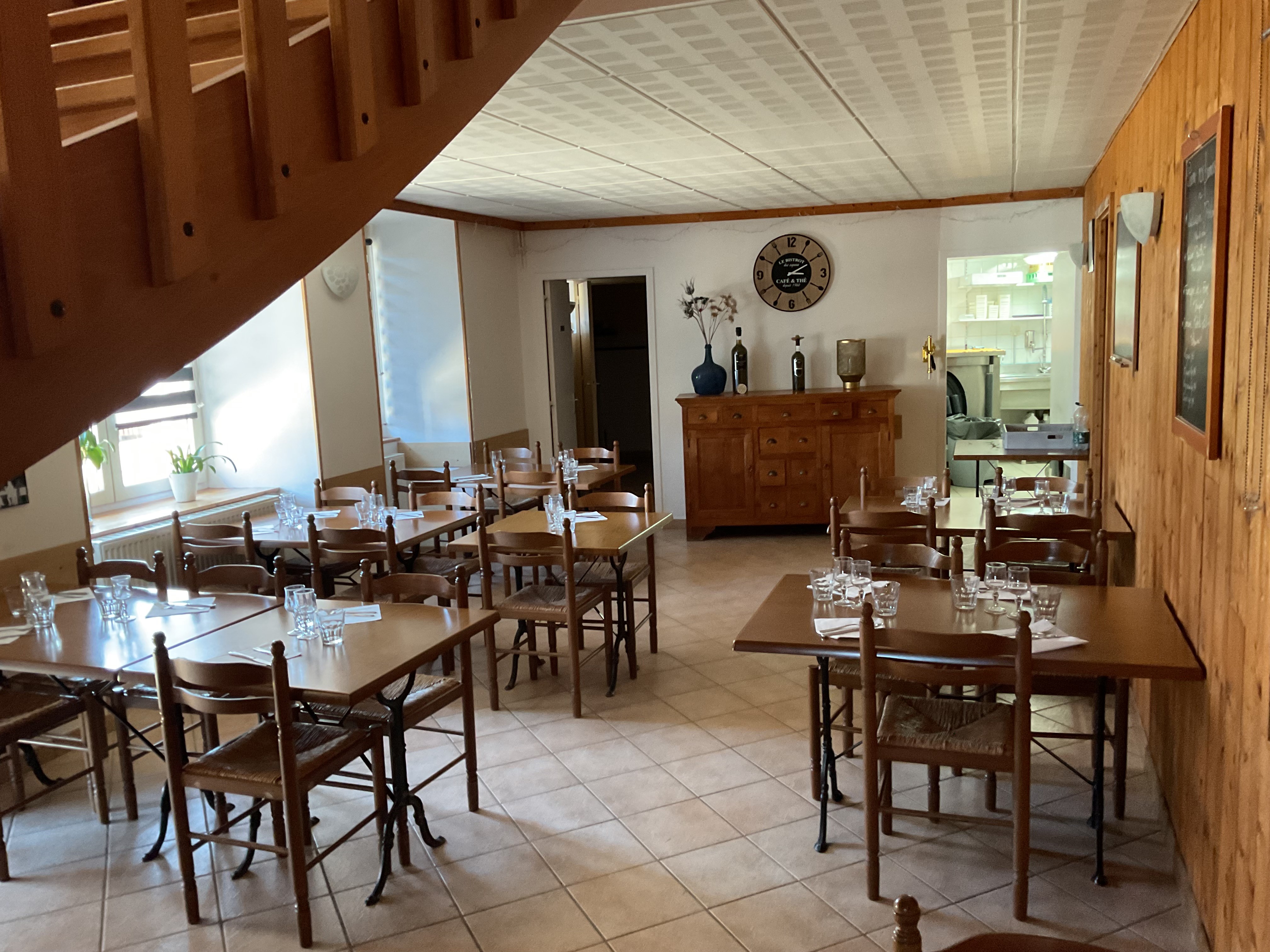Afin de répondre aux attentes de ses habitants, la mairie de Préaux (Ardèche) souhaite assurer la continuité de son bar restaurant communal, les gérants actuels ayant annoncé leur départ en août prochain.

Dans cette démarche, la commune s'est rapprochée de la Chambre de Métiers et de l’Artisanat de l’Ardèche pour sélectionner et accompagner les futurs exploitants.

Voici les principales caractéristiques de cette opportunité de reprise : 
•	Location-gérance proposée avec un loyer attractif 
•	Licence IV incluse dans l’exploitation 
•	Locaux de 194 m² conformes aux normes d’accessibilité et de sécurité 
•	Cuisine spacieuse, équipée et conformes aux normes d’hygiène en vigueur   
•	Espace bar + 3 salles de restauration offrant une capacité minimale de 40 couverts 
•	Terrasse extérieure exploitable en saison 
•	Possibilité d’assurer la cantine scolaire (salle avec accès indépendant) 
•	Électricité fournie par EDF au tarif réglementé 
•	Chauffage et production d’eau chaude sanitaire assurés par une installation au gaz propane

Le dossier de candidature est transmis aux porteurs de projet intéressés et devra être déposé avant le vendredi 5 juin.