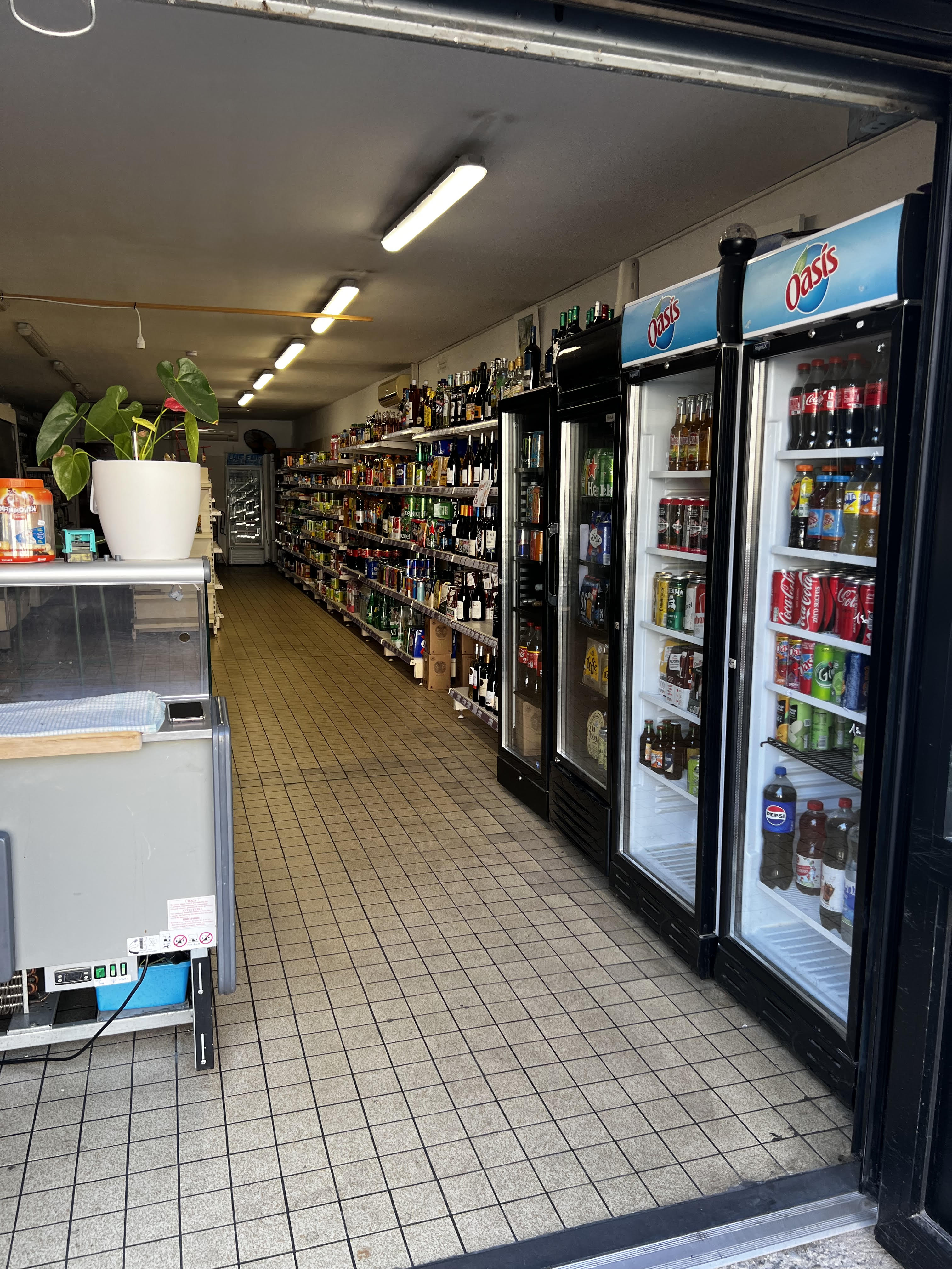Cause retraite vend fond de commerce épicerie dans centre du village(3000 habitants) avec terrasse et licence 3 .
loyer modéré, murs mairie 
pas employer a reprendre