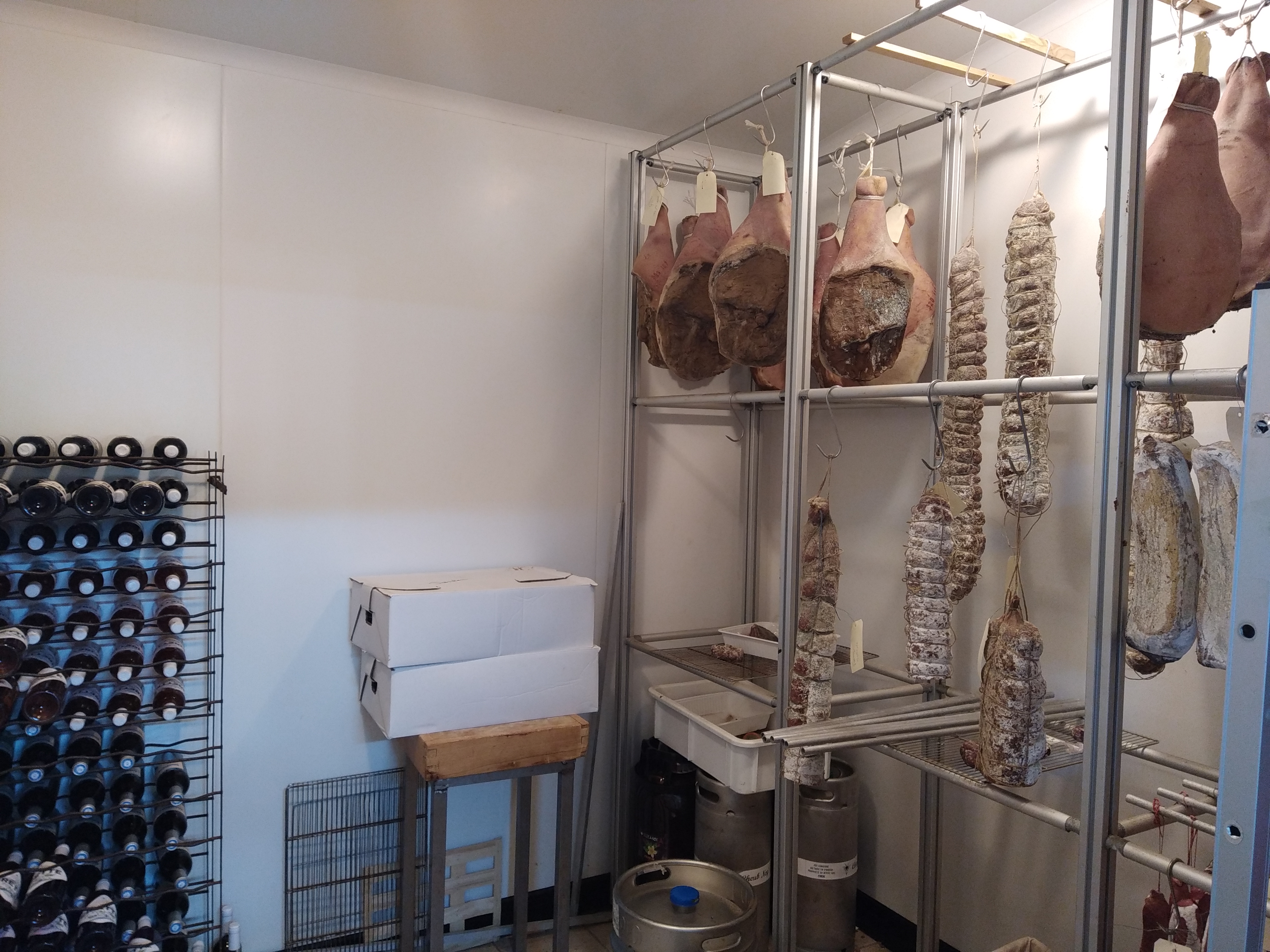 À vendre, branche d’activité boucherie, charcuterie, triateur située au cœur du bourg de Brie (16590), emplacement apprécié et facile d’accès. Place de parking privée directement devant le magasin.

Local comprenant un laboratoire d’environ 100 m² en rez de chaussée,  équipé de matériel récent et entretenu, 30 m² de chambre froide ainsi qu’un séchoir de 9 m². Espace de vente fonctionnel avec caisse aux normes en vigueur.

Activité actuellement ouverte du mardi au samedi. Fermeture annuelle pour congés : 4 semaines par an.

Idéal pour un professionnel souhaitant développer une activité artisanale dans un cadre dynamique et villageois.

Chiffre d'affaire 500K€ 

Affaire dynamique et stable depuis de nombreuses années, de nouveaux projets professionnels nous incite à nous séparer de notre magasin de Brie.