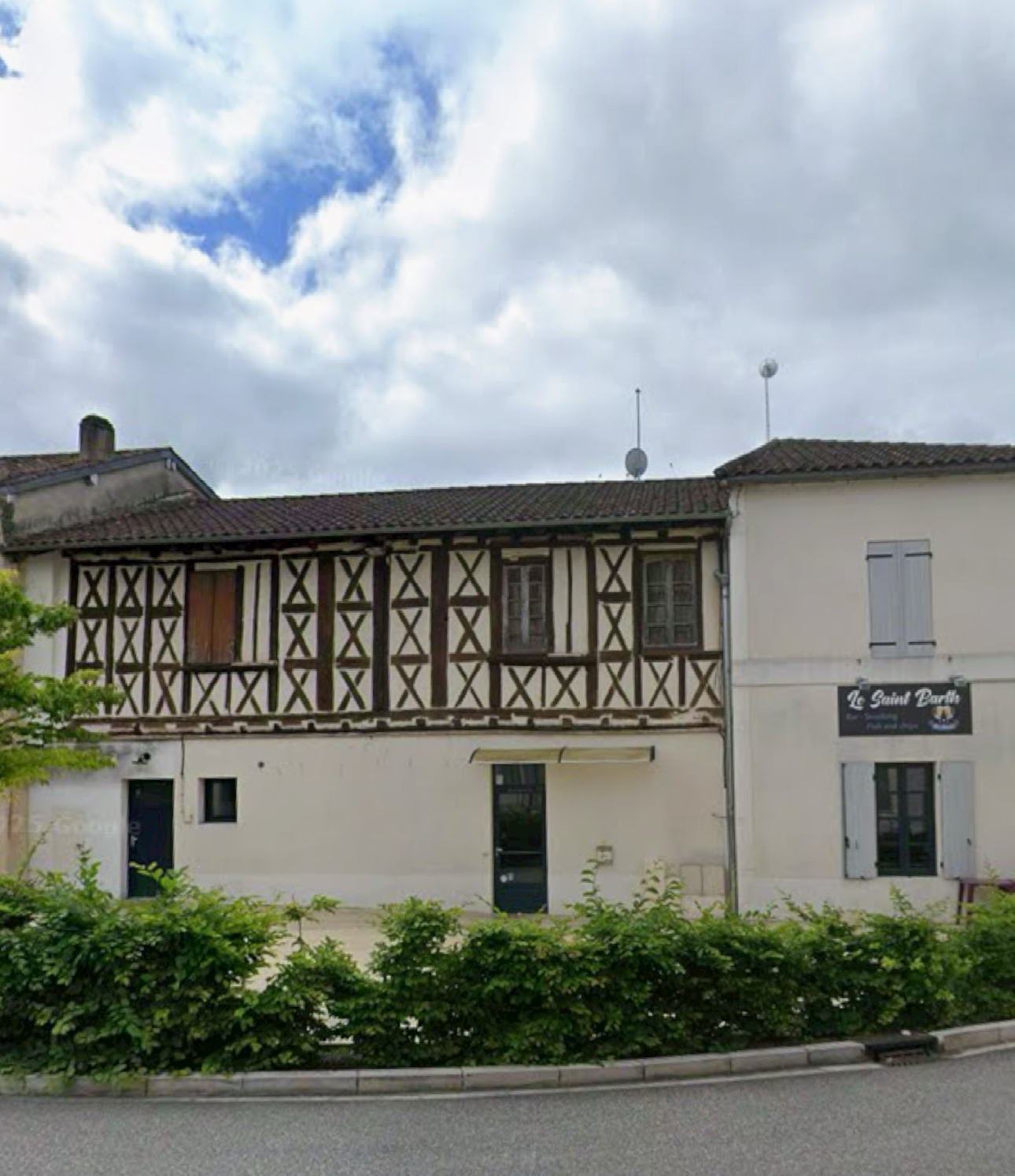 Commune de 600 habitants, dynamique, avec écoles, services, situé sur un axe passant, dans centre-bourg rénové, cherche gérants pour reprendre le tabac-presse épicerie.

Cette activité a été enracinée pendant des décennies. La gérante, âgée, a préféré placer le commerce en liquidation il y a 18 mois au lieu de chercher un repreneur. Le CA était pourtant au rendez-vous : entre 350 et 400 000 €uros. 

La procédure a été longue mais nous y sommes parvenus : la commune a racheté au tribunal le fonds de commerce afin de conserver le débit de tabac. 

Les locaux appartiennent à des privés et le fonds de commerce et le débit de tabac est donc communal. 

Vous aurez donc un total de 1200 €uros à payer chaque mois de loyer pour le local et le fonds de commerce vous permettant de bénéficier du débit de tabac.

Il y a environ 40 000 €uros de travaux (devis effectués) à mettre pour relooking et mise aux normes. C'est un montant qui peut obtenir entre 50 et 80% de subventions. 

Désormais, alors que le bar - restaurant a été repris il y a 3 mois et que la boulangerie - pâtisserie réouvre en septembre, il est temps de compléter l'offre commerciale en coeur de bourg où tout peut se faire à pied et est facilement accessible !

L'avantage de la formule proposée ? Un investissement à faire quasi nul et un loyer attractif par rapport à la surface de vente globale (150 m2 environ) pouvant séduire de nombreux profils. Des aides publiques sont possible pour tout changement de matériel ou complément à effectuer selon les souhaits. 

Classée en Zone de Revitalisation Rurale (FRR), si vous créez votre entreprise ici, vous aurez 5 ans d'exonération d'impôts sur le revenu puis 2 ans supplémentaires dégressifs. 

Venez redonner vie à ce lieu qui est longtemps emblématique dans la commune et sur le territoire. Axe passant : 2500 à 3500 véhicules par jour, bassin de vie de 2500 habitants environ, 5 communes alentours viennent dans nos écoles ici. A l'échelle du territoire, et des communes limitrophes ne possédant aucun commerce et service public, nous incarnons une centralité intéressante pour l'attractivité des commerces.

A saisir, beau potentiel !