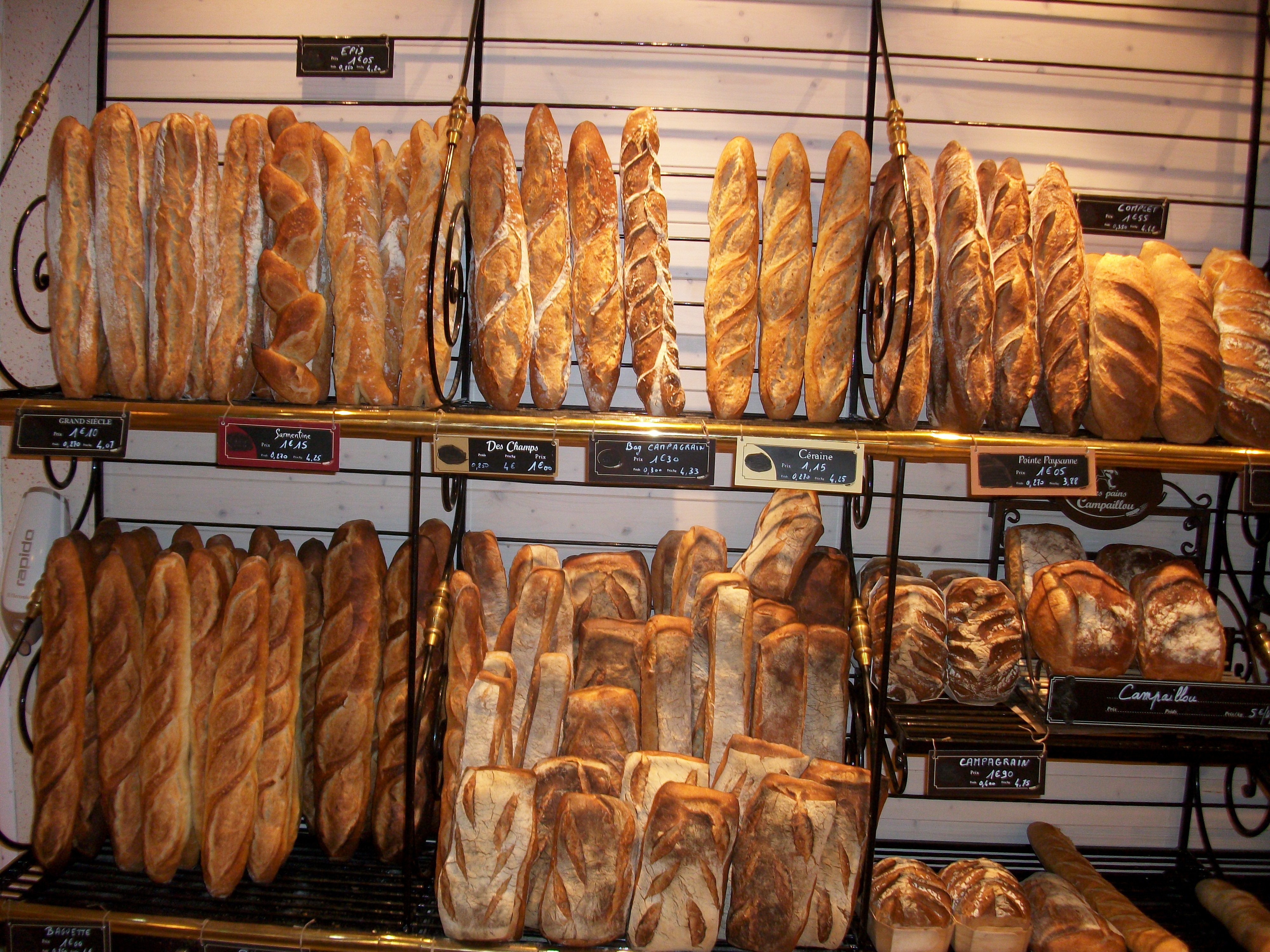 Située dans une charmante ville du Lot de 10000 habitants, notre boulangerie pâtisserie reprise en 2012 bénéficie d'un emplacement de premier choix au cœur d'une rue semi piétonne où résidents et visiteurs affluent tout au long de la journée.
Lieu où se mêle tourisme, culture et convivialité, ce commerce constitue une occasion rêvée pour une première installation ou autre.
Son local allie à la perfection fonctionnalité et esthétisme, disposant d'un espace de production moderne, équipé d'un matériel en excellent état puisque parfaitement entretenu, ainsi qu'une zone de vente accueillante et bien agencée.
Établissement en vente en vue de mon départ en retraite.