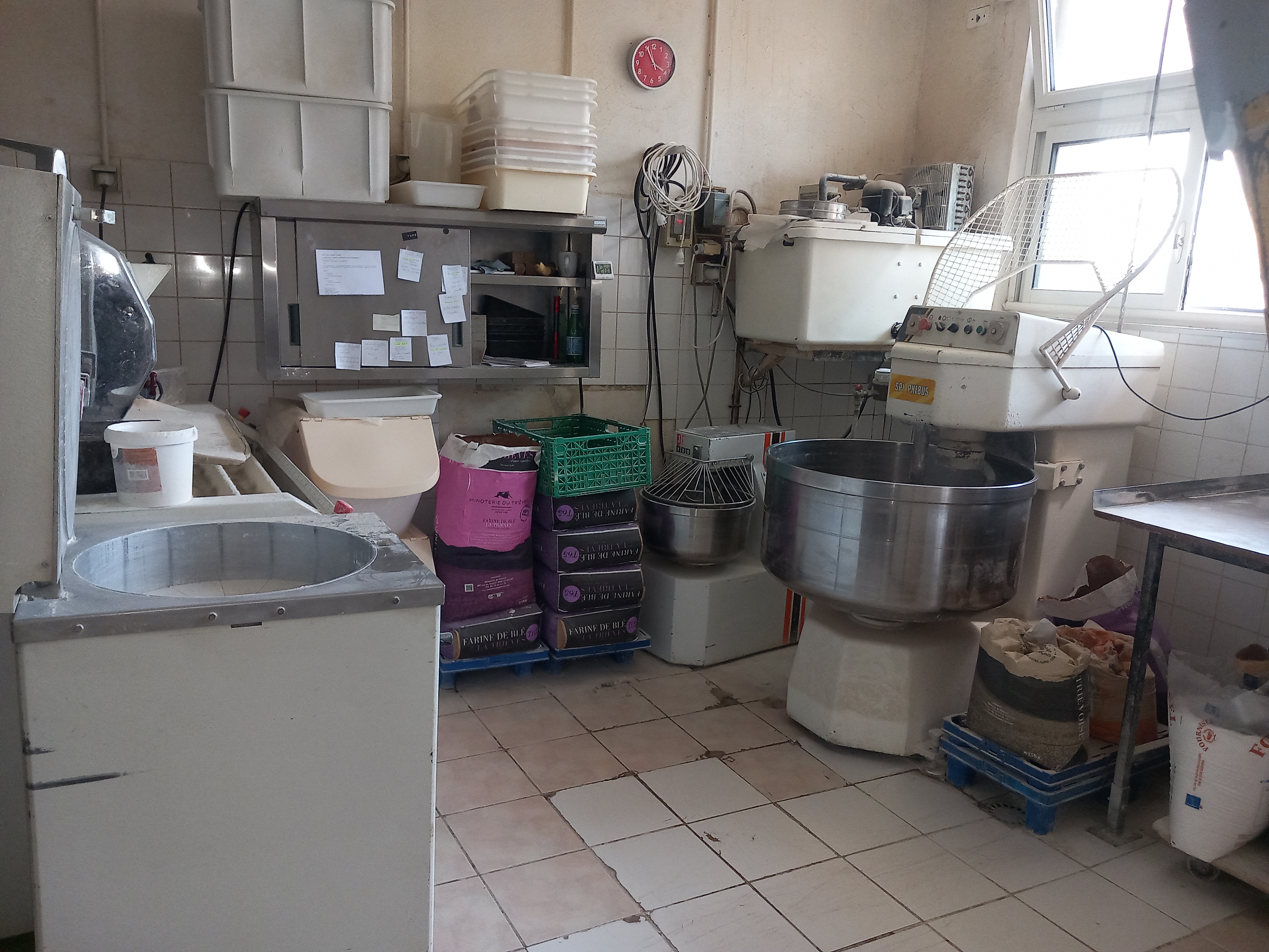 Fonds de commerce boulangerie-pâtisserie idéalement située,village tous commerces et école. 
Clientèle fidèlisée depuis 13 ans.
Très bien agencée en matériel,four récent. 
Belle surface de vente. 
Ca : 395000 euros.