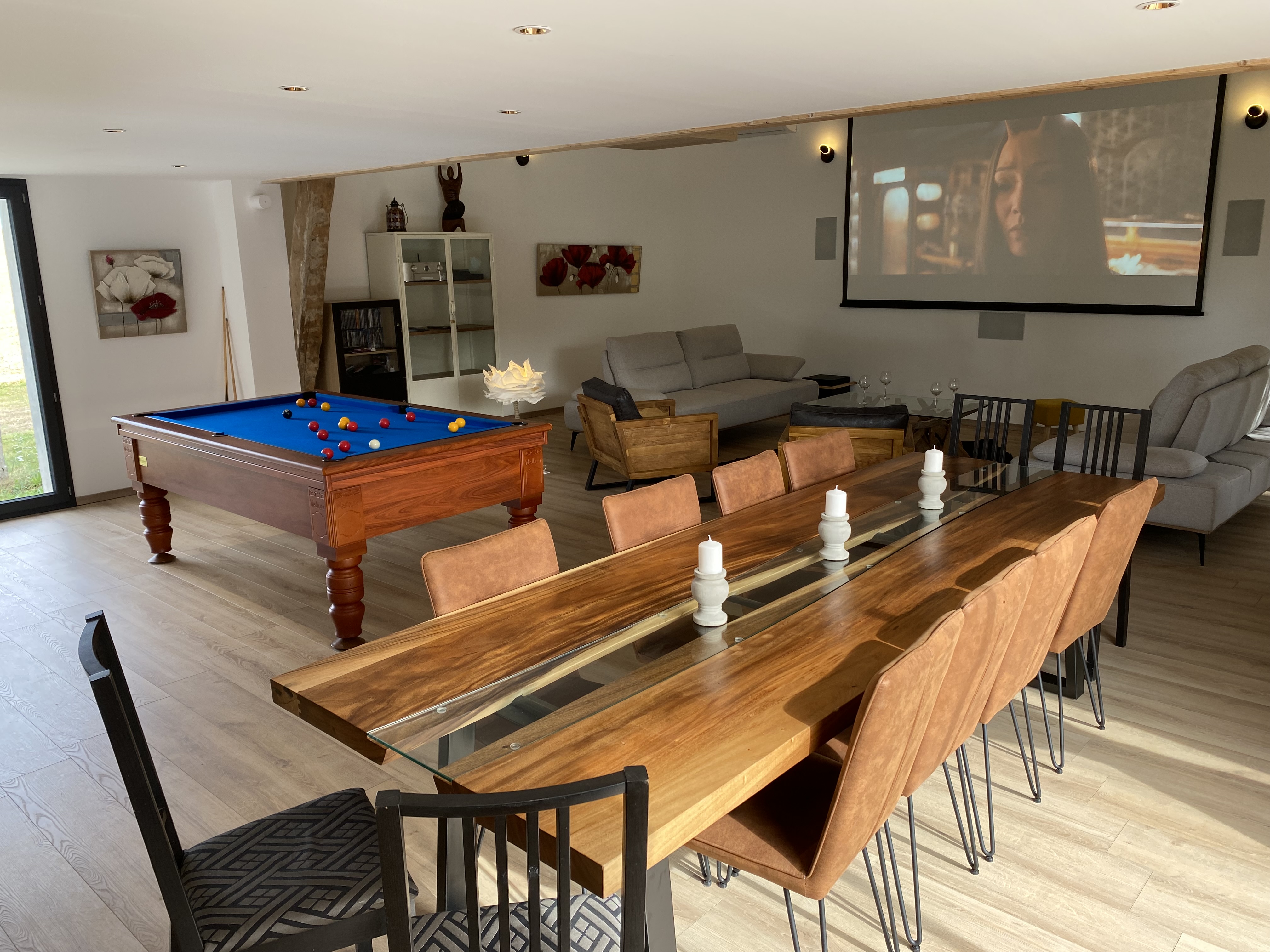 A vendre mur et fond d'une longére bourbonnaise, situé au cœur de l'Allier, à 35 minutes de Vichy, 30 minutes de moulins et 10 minutes de l’autoroute
Retrouvez-vous et ressourcez-vous dans ce gîte alliant agrément du moderne et charme de l'ancien.
Ses atouts et son confort ne vous laisseront pas indifférents !
Rez-de-chaussée : cuisine accessible par 2 marches avec salon et poêle à bois, séjour spacieux avec billard.
UN home cinéma avec son écran de 4 x 3 m, avec une sélection de films en full HD est disponible sous forme de prestation à la demande (renseignements et tarifs auprès des propriétaires).
WC indépendant.
1er étage : 2 chambres pour 2 personnes, une salle d'eau (douche et wc), une mezzanine pouvant accueillir 4 personnes supplémentaires (2 lits de 90x200 cm jumelables + lit 140x200 cm), un espace buanderie avec dressing, lave-linge, sèche-linge, chauffe-eau accessible par 1 marche.
2nd étage : 1 chambre pour 2 personnes avec télévision dont l'accès se fait à l'aide d'un escalier pentu et une salle de bain privative. Salle climatisée et poêle à bois
en plus du gite, un fond de commerce du restaurant est relier a ce bien, tous épiquer et fraichement rénové (isolation, pompe à chaleur etc etc ,fin des travaux 15 juin 2025)
Chiffre D'affairte 30K en 2024
Diagnostics OK Classe D
Pour plus de Renseignements appelé au 0770084767
Merci
Données Financières
Prix de vente : 295000 € 
Précision sur le prix de vente : Prix Négociable
Honoraires : information non communiquée par l'agence
Surfaces et longueurs
Surface : 320 m2 pour le gite 
Surface de 450 m²
Surface commerciale de 1 000 m²
Pour plus de photo ou un rendez vous veuillez nous contactez .
Cordialement