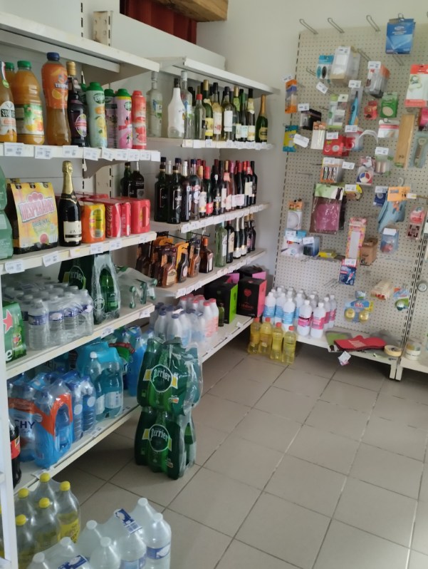 A vendre fonds de commerce pour raison de santé , licence 4, épicerie (livraison possible aux alentours ) , bar brasserie dépot de pain FDJ amigo tv, gaz ,presse relais CA , colis UPS 

terrasse 16 places , intérieur 14 places bar , 14 places petite salle 

terrain de pétanque , agence postale , école, fetes du village week end du 8 mai ,
pour 2 personnes de préférence 

bail commercial avec logement , 3 chambres , cuisine ( congélateur , frigo, four , piano..) sauf lave vaisselle personnel 
loyer 820e / mois 

Annonce sérieuse merci de respecter