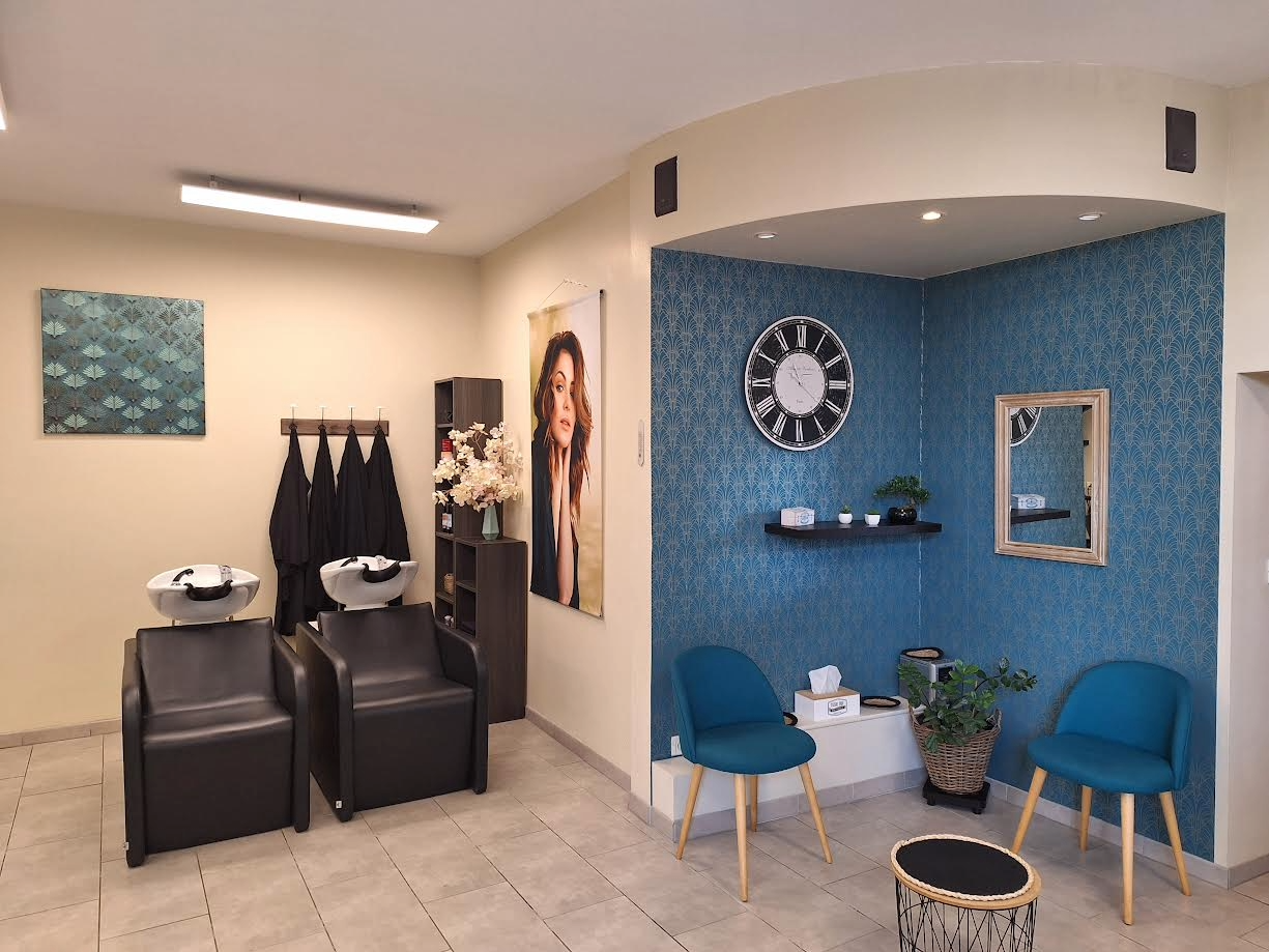 A VENDRE ou EN GERANCE,
Pour cause de reconversion professionnelle,
Salon de coiffure mixte à Septfonds.

-Superficie 48 m².
-Situé à proximité d'un parking gratuit, sur un axe passant, le salon offre une belle opportunité de reprise ou de gérance.
-Créé il y a presque 20 ans, le salon possède un beau fichier clientèle, fidèle et régulière.
-Chiffre d'affaire régulier.
-Idéal pour travailler seul ou à deux.

Le local est lumineux et agencé avec :
-4 postes de coiffage
-2 bacs à shampoing
-1 WC
-1 réserve/buanderie/cuisine avec un accés independant
-1 climatisaton
-1 double vitrine en verre securité

-Loyer du local 400€.
-Loyer de la gérance 800€.
-Possibilité d'achat.
-Possibilité de gérance simple avec un bail de un an renouvelable avec tacite reconduction.
-Possibilité de gérance avec option d'achat.(12/18 /24 mois)