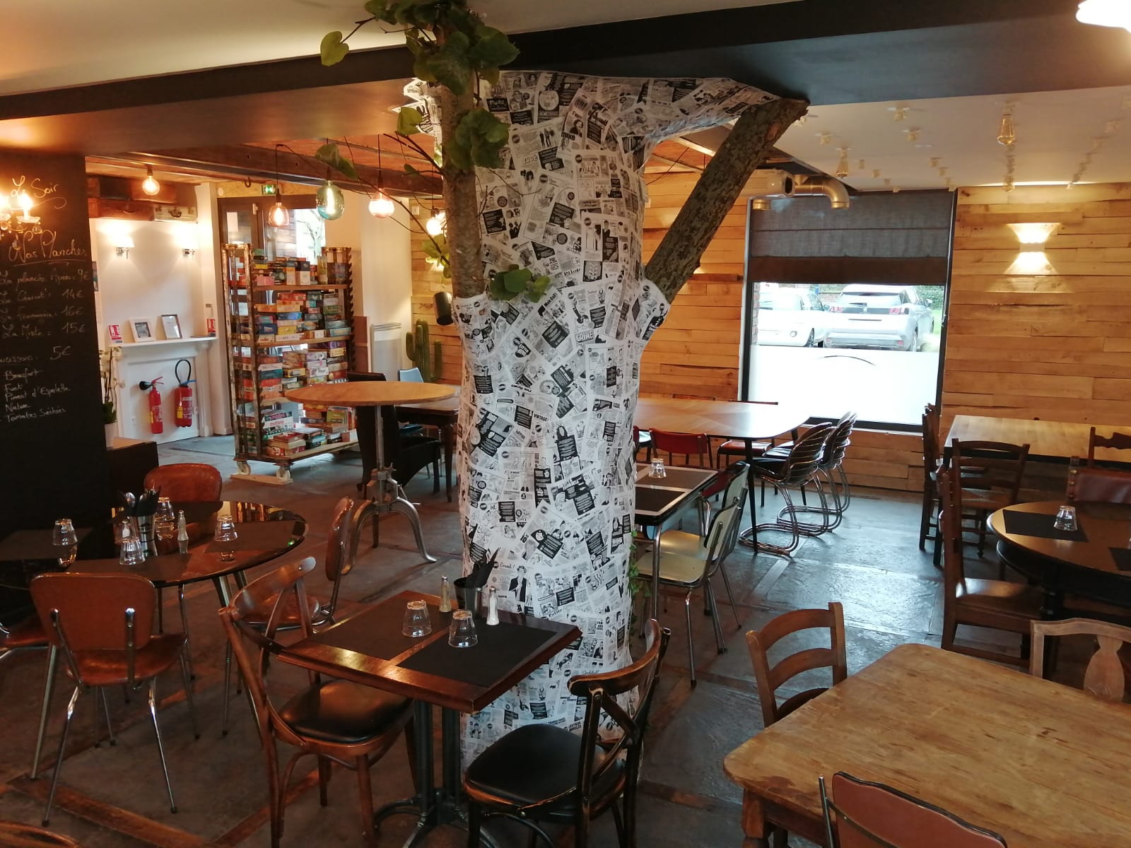 Bar Restaurant Bistrot Ludique, au coeur du village d'Herlies dans les Weppes.
Idéalement situé l'établissement se trouve à quinze minutes de la ville de Lille, capitale des Flandres.
Le Tablier a été créé en 2020 pour offrir un lieu de vie au sein du village et des communes avoisinantes.
->Vente du fonds de commerce 120 000 €
-Aménagements intérieurs
-Tous les éléments de la cuisine et de bar (achetés neufs en 2020)

->Location des murs du local situé en rez-de-chaussée d’une surface d’environ 120 m² comprenant :
-Une salle de restaurant (78 places assises),
-Une cuisine,
-Une réserve,
-2 sanitaires dont 1 PMR,
-Une terrasse extérieur (du 1er avril au 1er octobre),
-Une licence IV

Loyer mensuel - 1 600 euros HT
Provision pour charge mensuelle - 250 euros (taxe foncière et eau)

Pour tous renseignements complémentaires merci de contacter