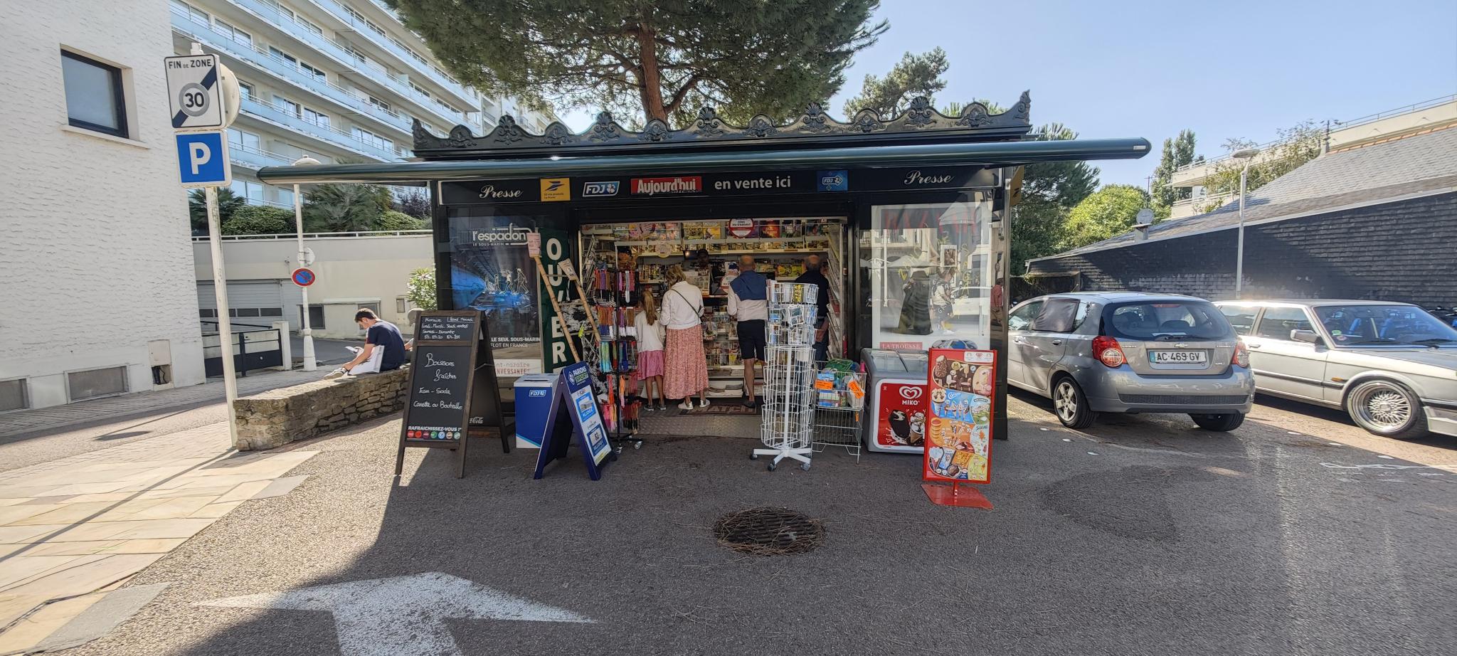 Il s’agit de gérer un kiosque sur La Baule :
Avenue du Général De Gaulle/Place Leclerc (kiosque ouvert à l’année) ; le kiosque est idéalement positionné, au bout de la rue commerçante à deux pas de la plage.

Je vous explique ci-après, le fonctionnement pour devenir kiosquier. Bien entendu, nous échangerons ensemble, soit en visio, soit en présentiel (sachant que je suis basé sur Toulouse).

Pour devenir gérant de kiosque, il vous faudra avoir un agrément de diffuseur de presse en effectuant une formation payante (une partie ou la totalité pourrait être pris en charge suivant votre situation actuelle) en présentielle 2 jours (au dépôt de presse de Saint-Herblain).
Vous disposerez de ce kiosque sans droit d’entrée, sans avoir à investir dans un pas de porte ou fonds de commerce, avec de faibles charges ; néanmoins, il vous faudra avoir un fond de roulement/trésorerie (7000€ au minimum) ; le dépôt de presse (l’entreprise qui vous livre la presse basée à Saint-Herblain) vous expliquera plus en détails le fonctionnement. 

Vous serez travailleur indépendant donc non salarié ; il vous faudra créer une société et donc avoir un numéro de Siret (SAS, SASU, SARL, EURL, EI… autoentrepreneur possible) 
Vous aurez la gestion du kiosque pour une durée de 5 ans, renouvelable une fois (soit 10 ans).

Il y aura 2 dossiers administratifs à préparer, un pour la partie “presse” et un pour “la Française des Jeux/FDJ” ; pour avoir les validations de ces 2 entités, prévoyez 3 mois avant une ouverture.

Les activités (votre salaire proviendra des commissions de ces activités) :
 
Presse nationale (23%) et régionale (14%)
Les jeux de la Française des jeux (FDJ) : jeux de grattage, tirage, paris sportif (5%)
Le relais colis avec Pickup (suivant le nombre de colis)
Relais La Poste
Les souvenirs, les cartes postales et cartes évènementielles
Les boissons, les glaces emballées, les confiseries, les spécialités locales. Une petite terrasse pourrait être autorisée par la ville sur le côté du kiosque.
Si vous avez d’autres idées d’activités, n’hésitez pas à m’en faire part (services à la personne, clés minute, conciergerie, transfert d’argent, service carte grise…), mais de toute façon, elles seront soumises à la validation de la ville.
 
Les charges (hors impôts et Urssaf) :

Loyer mensuel 200€ HT (240€ TTC) - Caution pour le kiosque : 720€ ; caution restituée à la fin sauf anomalies constatées.
Electricité, routeur 4G ou box internet
Caisse informatisée spéciale presse (Strator, Bimedia, JDC…) : entre 80 et 120€/mois
Assurance

Les horaires :

Vous vous adapterez au besoin de votre clientèle mais en général, les autres kiosques de mon secteur ont pour habitude d’ouvrir :

7h/7h30 – 12h30 et 16h – 18 ou 19h ou journée continue
Samedi matin et dimanche matin (les après-midis sont conseillés) 
A votre convenance mais vous pourrez étudier un jour de fermeture dans la semaine.
Dans tous les cas, les kiosques devront avoir une amplitude horaire plus grande pendant la haute saison (de Pâques à la Toussaint).