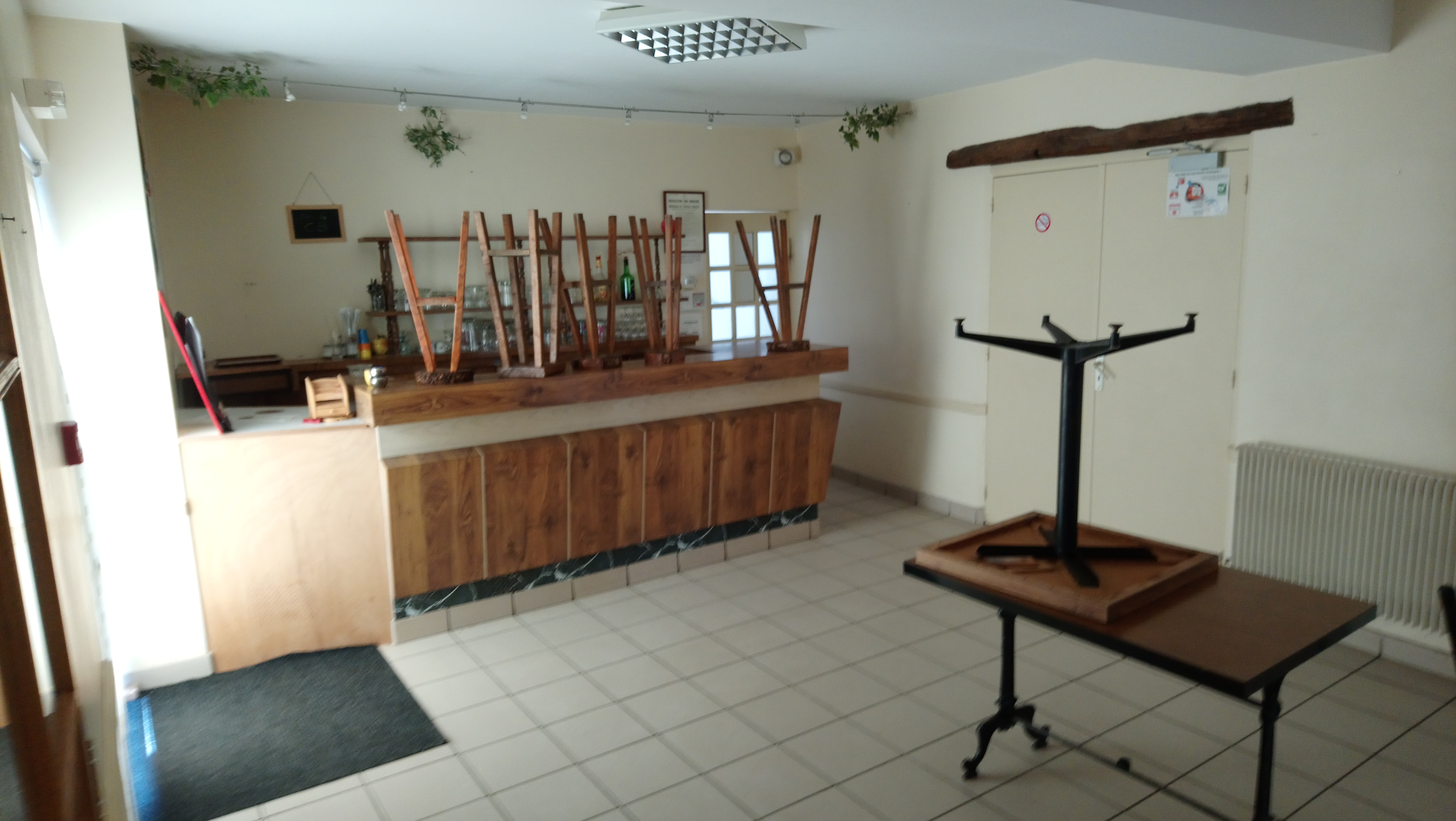 La Communauté de communes Ambert Livradois Forez propose la reprise de gérance d'un commerce de proximité situé sur la commune de Bertignat (471 habitants - www.bertignat.com). Ce village bénéficie d'un cadre de vie remarquable au sein d'un territoire réputé pour ses activités de pleine nature.

Cette commune dynamique le prouve par la présence de nombreuses associations, d'une caserne de pompier, d'une agence postale, d’une bibliothèque, d'une école allant de la maternelle au primaire, d'un service de ramassage scolaire pour collège et lycée. Bertignat n'attend plus que vous pour la reprise de son multiple rural !

Venez faire vivre ce lieu de convivialité au cœur du village, à 15 min d'Ambert, 1 heure de Clermont-Ferrand, où chacun puisse se retrouver pour passer un agréable moment autour d'un verre ou d'un repas.

Les locaux professionnels sont constitués d'un ancien fournil de boulangerie de 60m², d'un espace de stockage de 10m², d'une cuisine de 22m² et d'un grand garage de 65m². La partie destinée à l'accueil du public est composée d'une partie épicerie boulangerie de 30m², d'une salle de bar de 30m² elle aussi ainsi que d'une salle de restauration de 50m². Ce commerce en activité depuis plus de 18 ans possède une réelle capacité de développement, notamment sur la partie restauration.

Ce commerce dispose également d'un logement de 80m² au 1er étage composé de 3 chambres, salle de bain, salon et coin cuisine. Jardin et garage attenant. L’ensemble bénéficie d'un loyer modeste de 600€ HT par mois.

Les offres de reprise sont à envoyer par courrier à : Monsieur le Président, Communauté de communes Ambert Livradois Forez, 15 Avenue du 11 novembre 63600 AMBERT ou par mail à chloe.seve@ambertlivradoisforez.fr 

Le début de l’activité est envisagé en août/septembre au plus tôt.

Les candidatures devront comporter :
- un CV du/des repreneur(s) indiquant vos diplômes et votre/vos expériences
- une lettre d'intention précisant vos motivations, vos perspectives pour développer l'activité
- votre apport personnel pour disposer d'une trésorerie de départ
tout autre élément qui vous paraitrait judicieux pour valoriser votre candidature

Pour tout renseignement complémentaire, vous pouvez contacter :
- Chloé SÈVE, service attractivité territoriale à la Communauté de communes
Tel : 07.86.54.20.24 ou chloe.seve@ambertlivradoisforez.fr
- Jacques POUGET, maire de Bertignat
Tel : 04.73.82.06.19 ou bertignat.mairie@orange.fr

En zone de revitalisation rurale (ZFRR), toute reprise de commerce bénéficie d’une exonération fiscale totale durant 5 ans, puis dégressive dans les années suivantes. Il est possible d’être accompagné techniquement et/ou financièrement par le Réseau Initiative, France Active, le Parc Livradois Forez, la CMA, la CCI ou la BGE. Il existe également une aide destinée aux petites entreprises du commerce, à l’artisanat et aux services avec points de vente, en co-financement entre la Communauté de communes Ambert-Livradois-Forez et la Région Auvergne Rhône-Alpes.