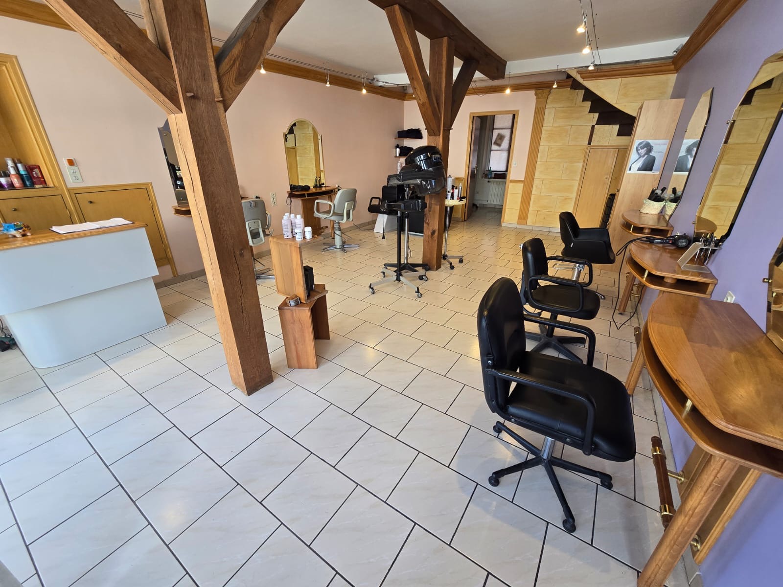 🌿 Changez de vie aux Riceys, au cœur de la Champagne !

Et si votre prochain projet commençait dans l'un des plus beaux villages viticoles de l'Aube ?

Au cœur des Riceys, célèbre pour ses vignobles, son patrimoine et sa douceur de vivre, découvrez un bien rare offrant la possibilité de vivre et travailler au même endroit.

Cette propriété d'environ 205 m² comprend :
    une agréable partie habitation, idéale pour une famille ;
    un vaste local commercial avec vitrine sur rue, facilement transformable selon votre projet (commerce, atelier, cabinet, profession libérale, galerie, bureaux, etc.) 
Actuellement unique salon de coiffure de la commune avec  potentiel de développement
    plusieurs chambres et de beaux volumes
Cette maison s'adresse à ceux qui rêvent de donner un nouveau sens à leur vie :
    reprendre une activité indépendante,
    télétravailler dans un cadre paisible,
    créer un commerce de proximité,
    développer un projet touristique ou artisanal,
    ou tout simplement profiter de la qualité de vie exceptionnelle des Riceys.
Pourquoi Les Riceys ?
✔ Village vivant toute l'année
✔ Commerces, écoles et services de proximité
✔ Capitale du Rosé des Riceys, au cœur du vignoble champenois
✔ Un environnement naturel remarquable entre vignes, forêts et patrimoine historique
✔ À seulement quelques kilomètres de Bar-sur-Seine et à moins d'une heure de Troyes.

Cette propriété offre un véritable potentiel pour celles et ceux qui souhaitent concilier qualité de vie et projet professionnel.