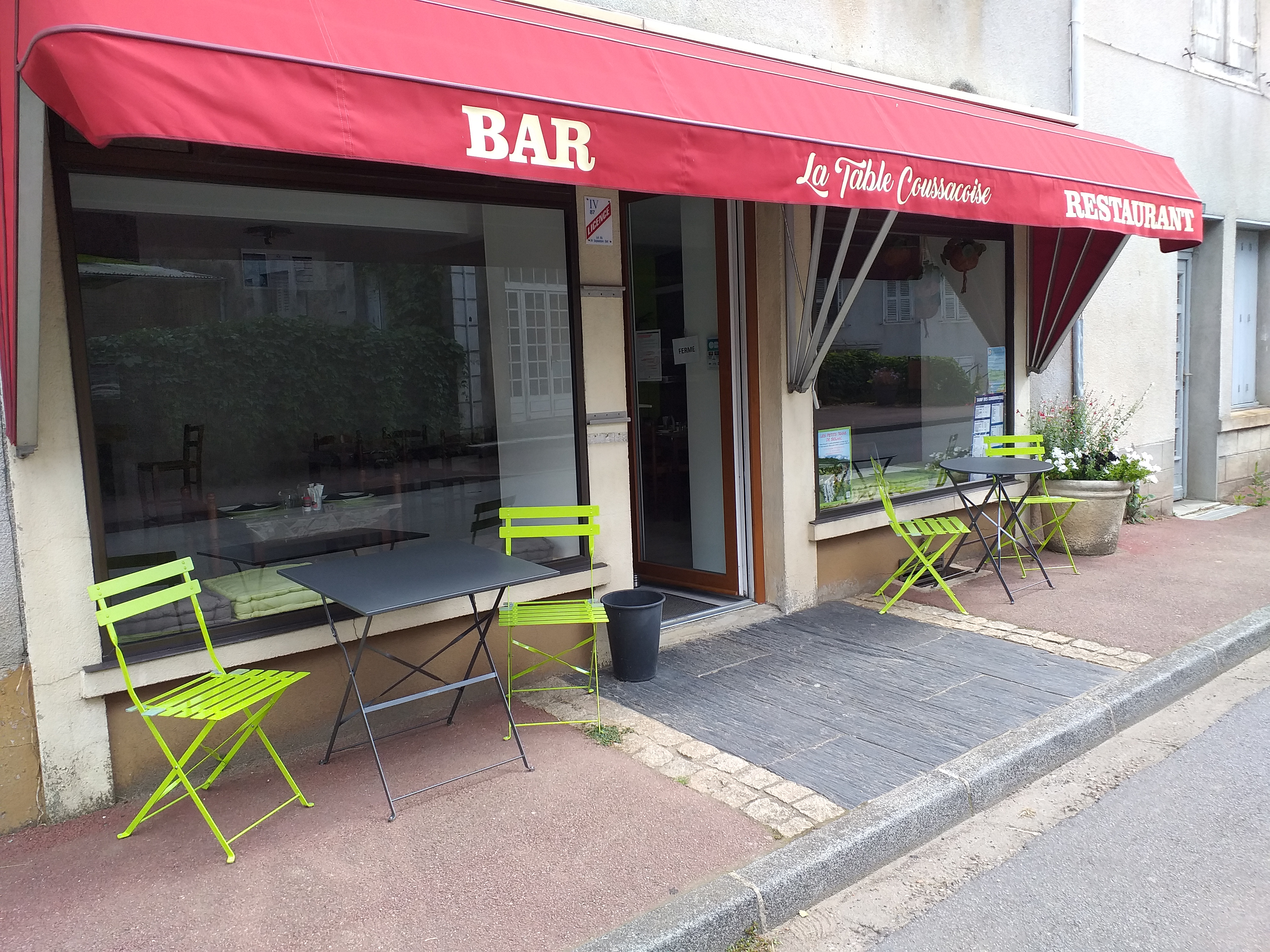 Mur et fond de commerce 180m2.
Etablissement entièrement refait à neuf en 2019 et accessible aux handicapés.
Etablissement situé au coeur du village à 30 minutes au SUD de Limoges avec tous les commerces de proximités.
Il est composé d'une salle de restaurant de 35 à 40 places assises, d'une terrasse de 20 places avec vu sur le magnifique Château de Bonneval ainsi que de WC aux normes handicapés, d'une plonge indépendante, d'une cuisine entièrement équipée, d'une réserve et d'une cave.
Etablissement possédant une licence IV (débit de boisson).
Possibilité d'aménager les anciennes chambre de l'hôtel en appartement de 80m2 avec entrée indépendante.
Pompe à chaleur réversible neuve