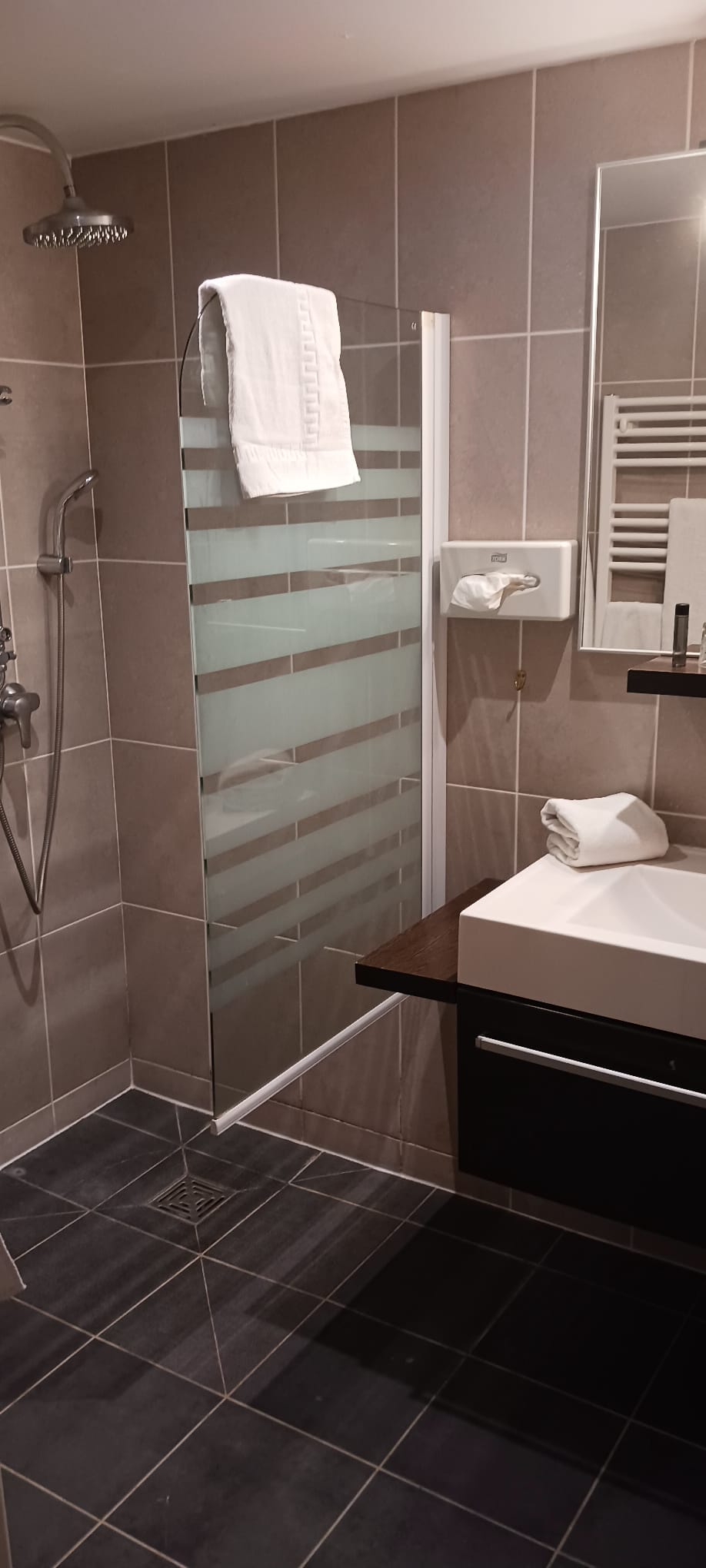 - Structure hôtelière :
- 5 chambres équipées (à décrire : literie, mobilier, équipements comme TV, climatisation, etc.).
- Salles de bain modernes avec douche à l’italienne (préciser si privatives ou partagées).
- Possibilité d’exploitation en Airbnb : Idéal pour un investissement locatif flexible et rentable.
- Ascenseur : Accessibilité optimale pour les clients.
- Commission de sécurité 2023
- Appartement meublé indépendant :
- 60 m² : Espace de vie complet (cuisine équipée, salon, chambre, salle de bain).
- Location flexible : Possibilité de louer au mois ou à la semaine, pour diversifier les revenus.